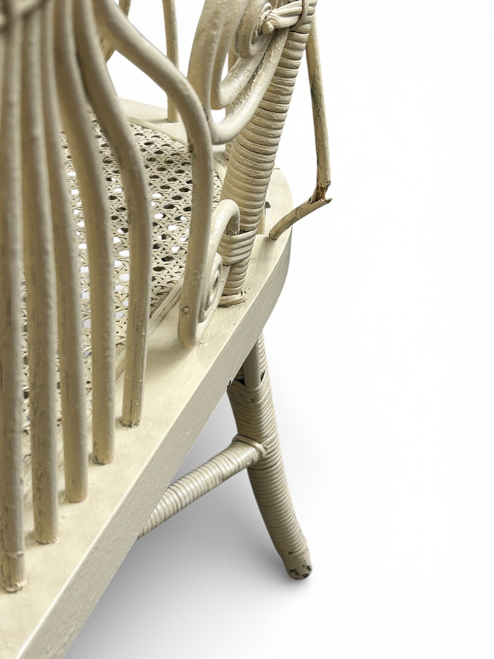 Peacock Style Wicker Loveseat. - 6