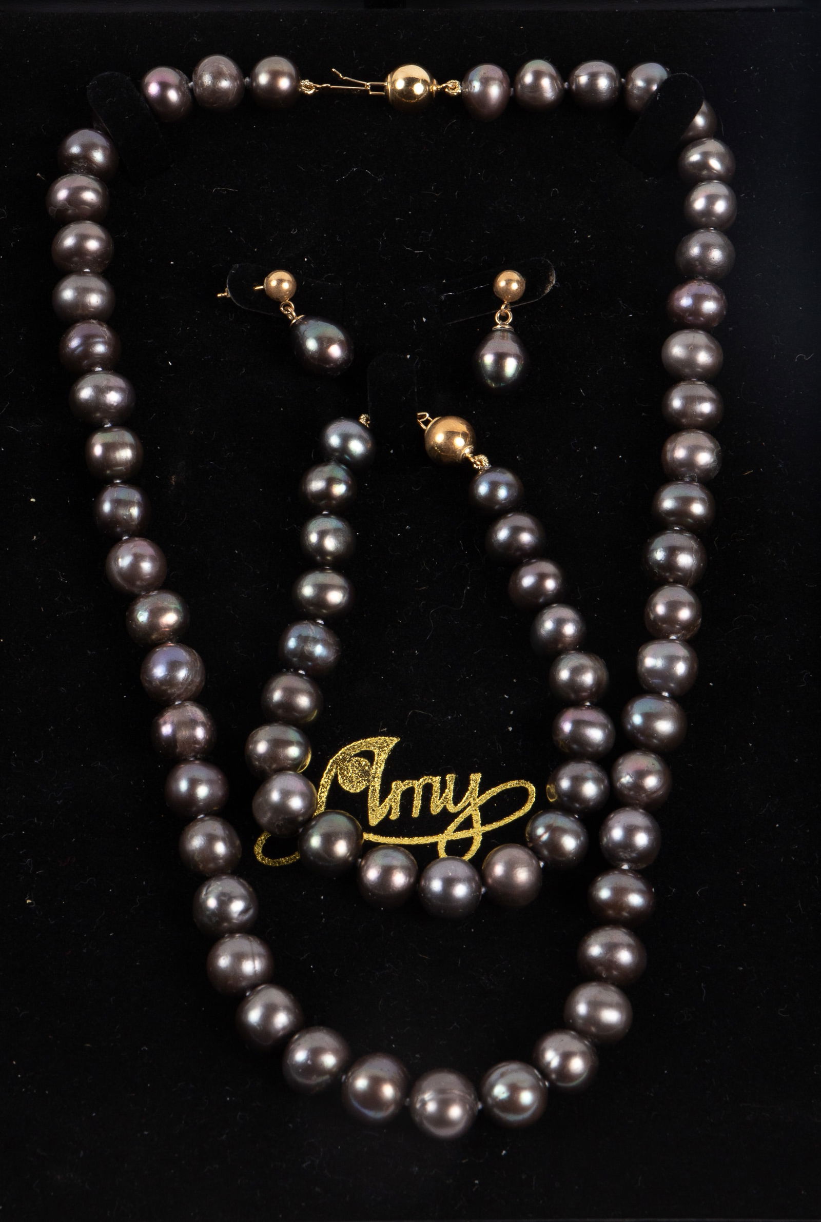 Tahitian Pearl & 14K Gold Parure Jewelry Suite.: The lot contains a set of 3 pieces of jewelry - a necklace, a bracelet, and a pair of pierced earrings. The lot comes with the original presentation box, branded "Amy". The necklace and the bracelet h