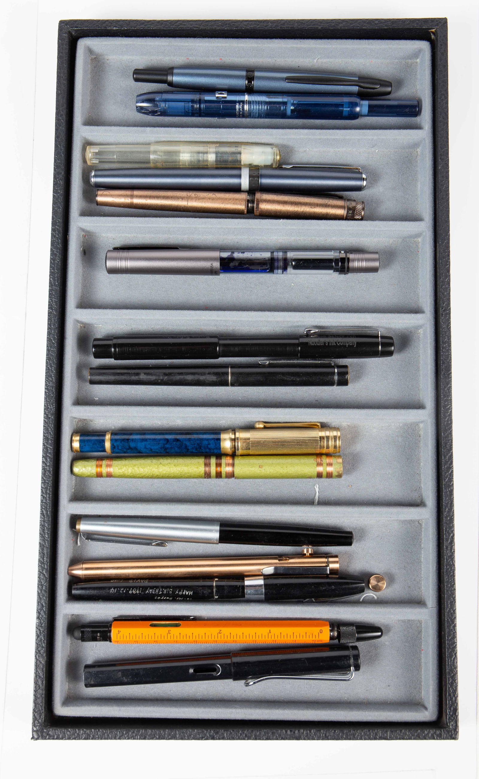 15 Fountain Pens - Vintage, Montblanc Jr. 14K Nib.: The lot contains a collection of 15 fountain pens, including a Montblanc Junior 622 with a 14K gold nib. The rest of the tips are either marked Irodium point, Inoxcron, Kawe Co., or unbranded. The pen