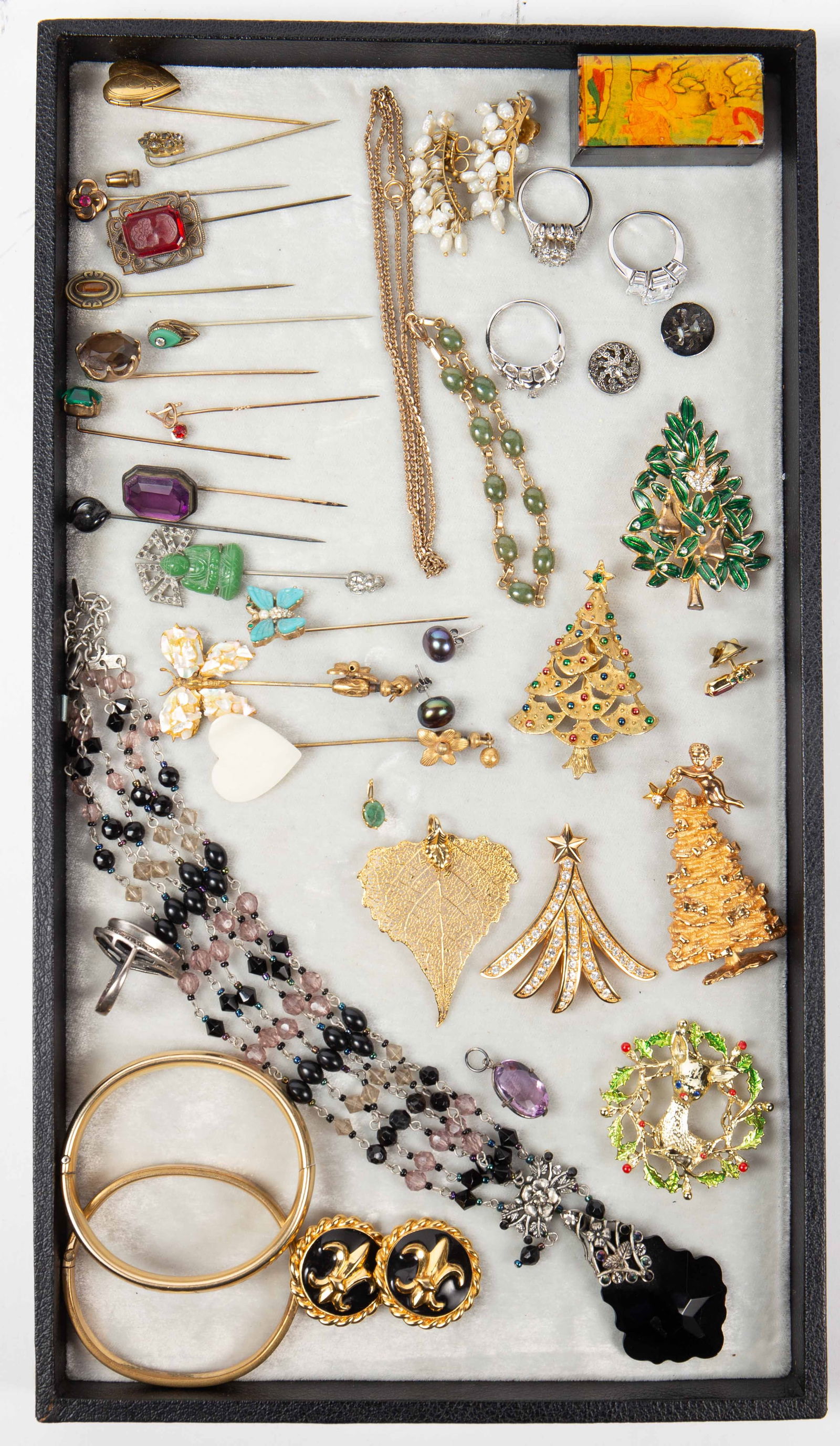 Lot Vintage & Antique Jewelry - St. John, 925, GF.: The lot contains 36 pieces of vintage and antique jewelry. There are brooches, pendants, necklaces, bracelets, rings, and earrings, including several Christmas Tree pieces. The lot also includes a pai