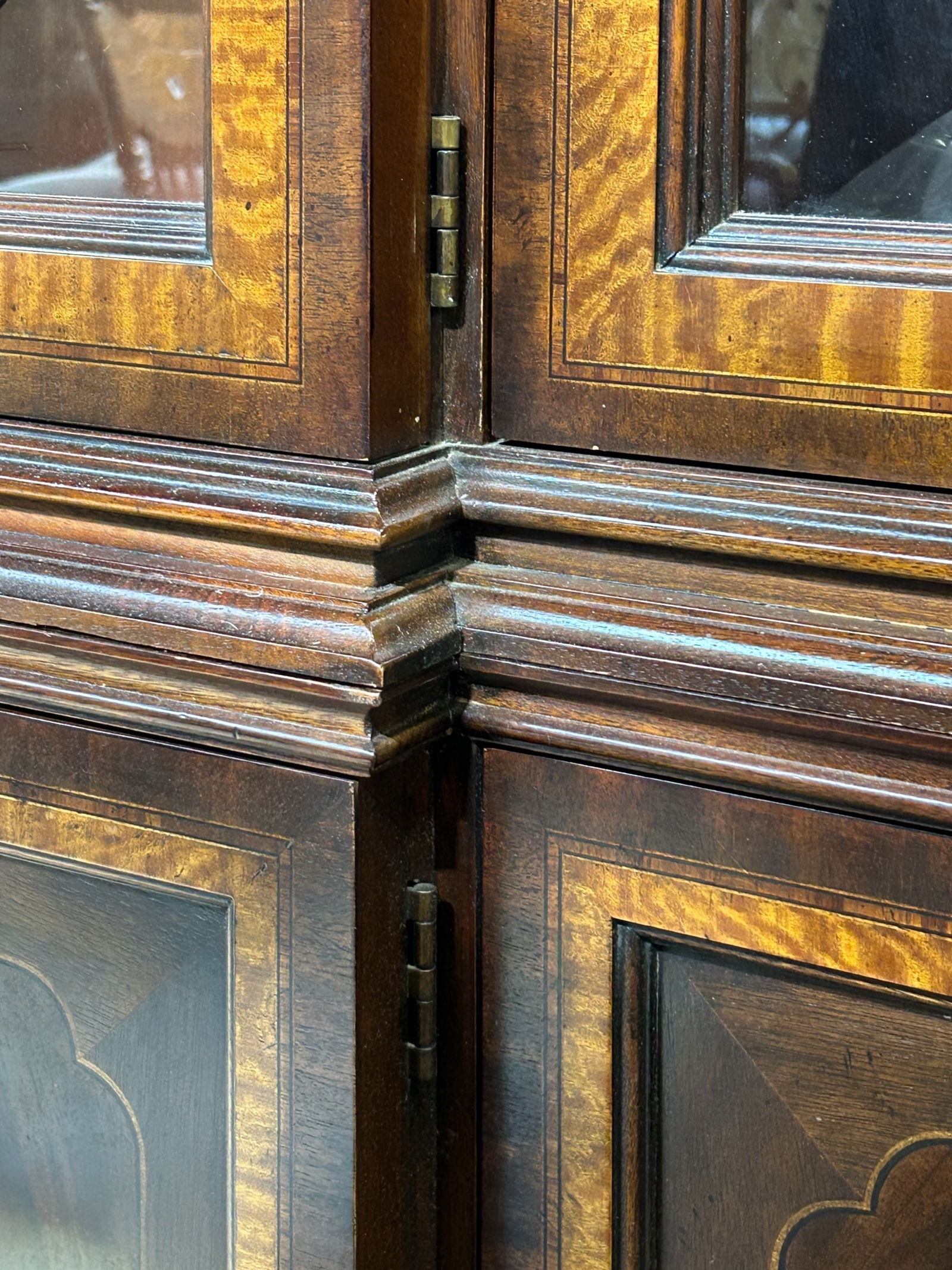 Drexel Heritage Mahogany Breakfront. - 3