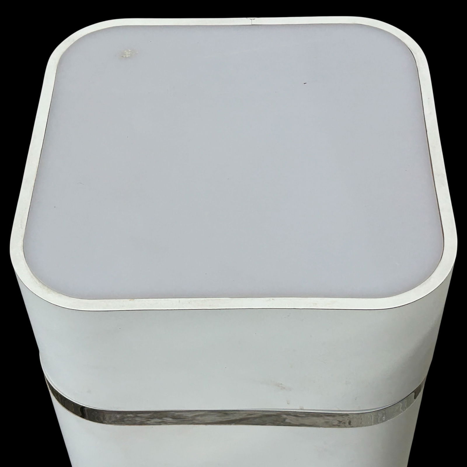 Two Pedestals with Rotating Tops. - 3