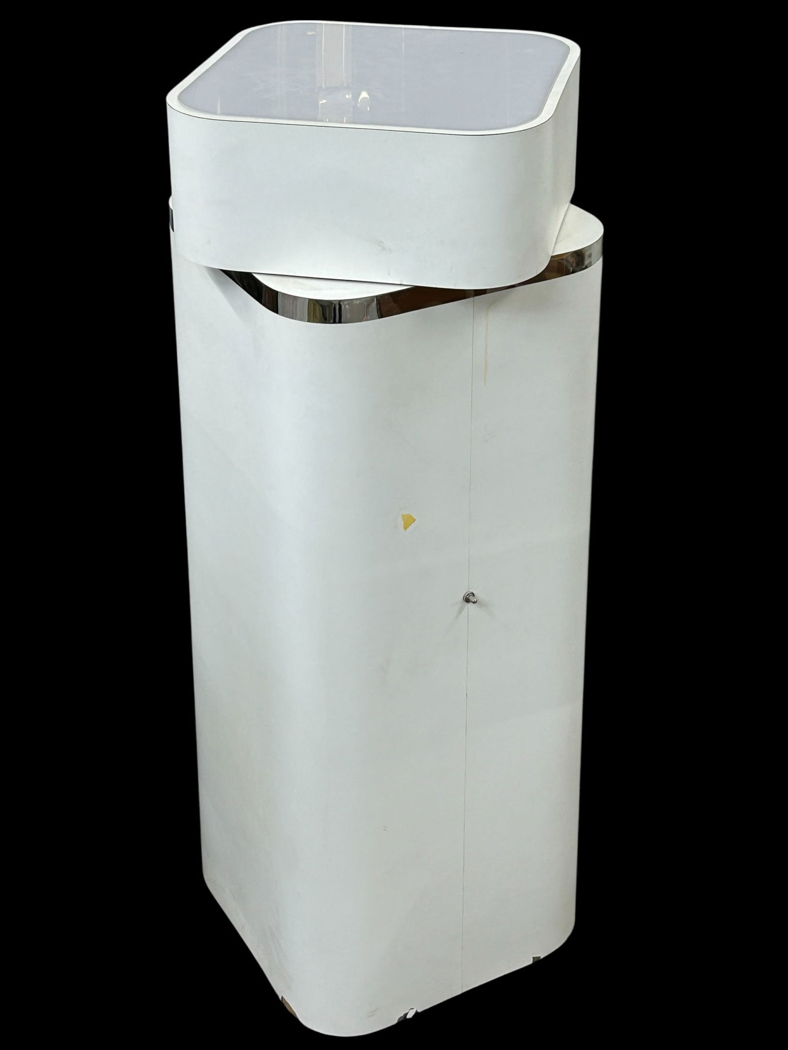 Two Pedestals with Rotating Tops. - 5