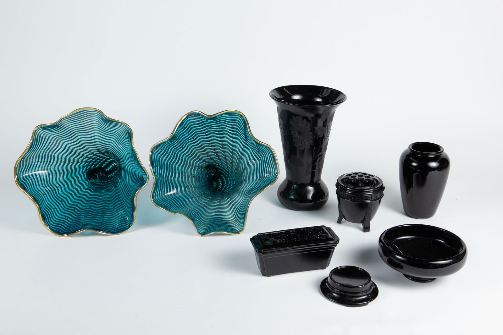 Gwen Knight Art Glass Seashell Sculptures.: This lot includes a pair of signed Gwen Knight shell or cornucopia sculptures, and several L.E. Smith black glass vases. The Gwen Knight pieces look to be in very good condition. The L.E. Smith items