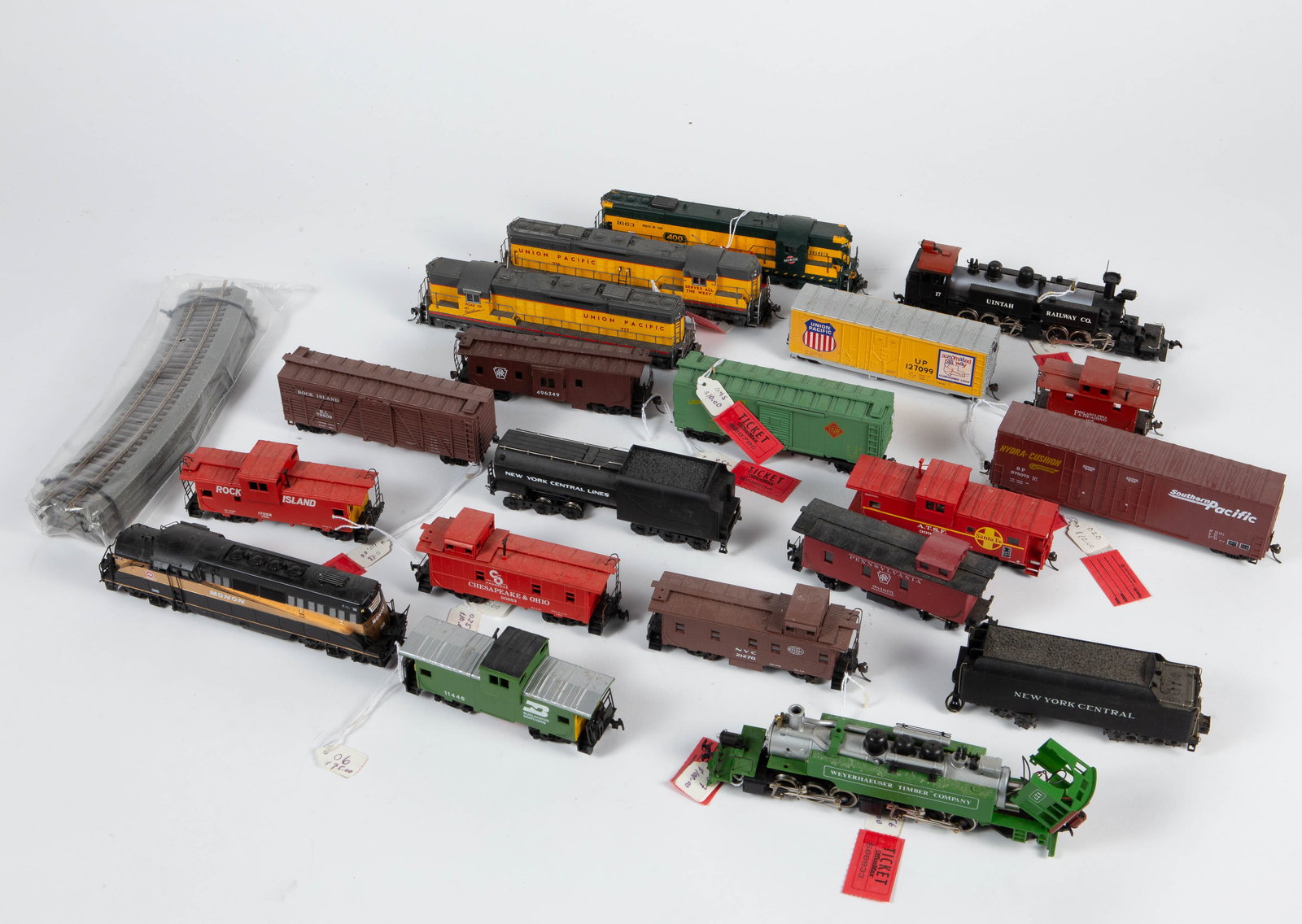 Lot of HO Scale Trains and Tracks, Locomotives. (1 of 9)