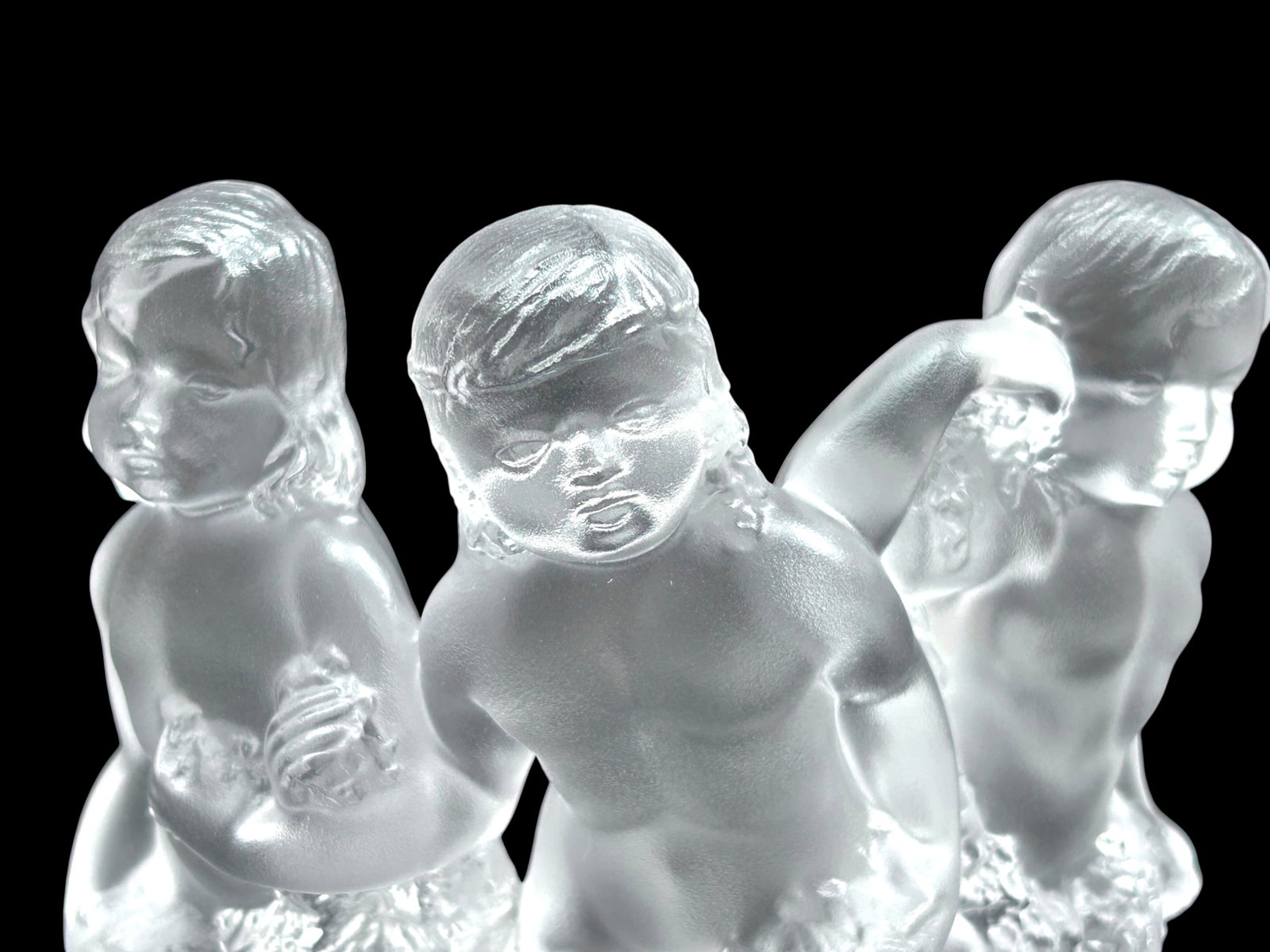 Lalique France "Luxembourg" Frosted Sculpture. - 3