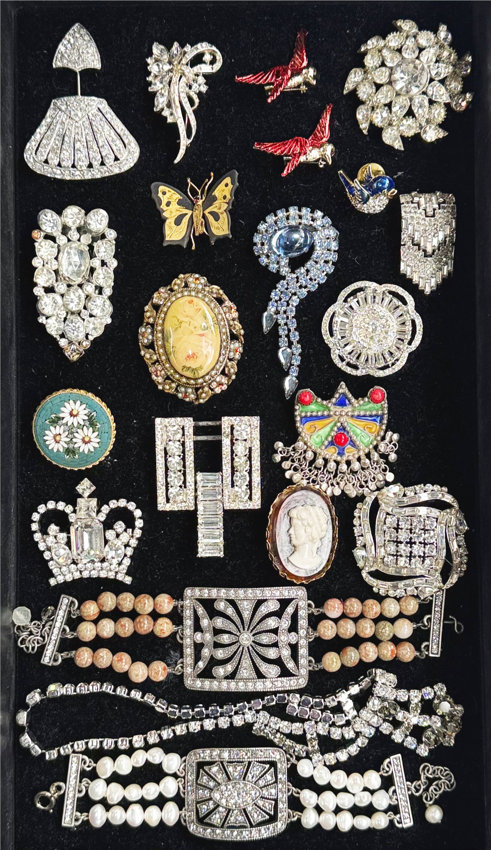 Lot Costume Jewelry - Negrin, Hill, Rhinestones.: The lot contains 21 pieces of jewelry, most of them with rhinestones and which include art deco pieces. There are brooches, half of a belt buckle, a necklace, and 2 bracelets. The stand out pieces are