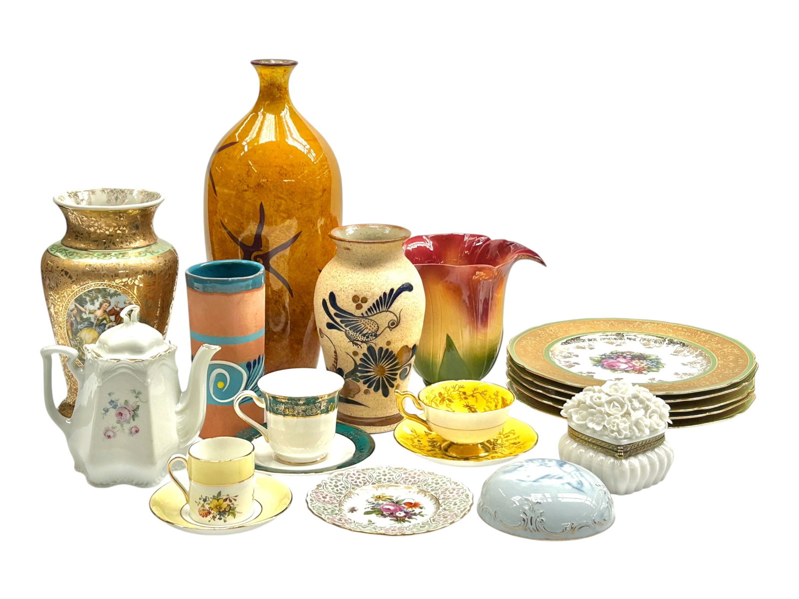 Lot of Various Ceramics - Coalport, Meissen, More.: The lot contains 20 items. There are 5 dinner plates by Krautheim Selb Bavaria with 22K gold overlay and flower bouquets at the centers. Next, there is a yellow and gilded tea cup and saucer set by Co