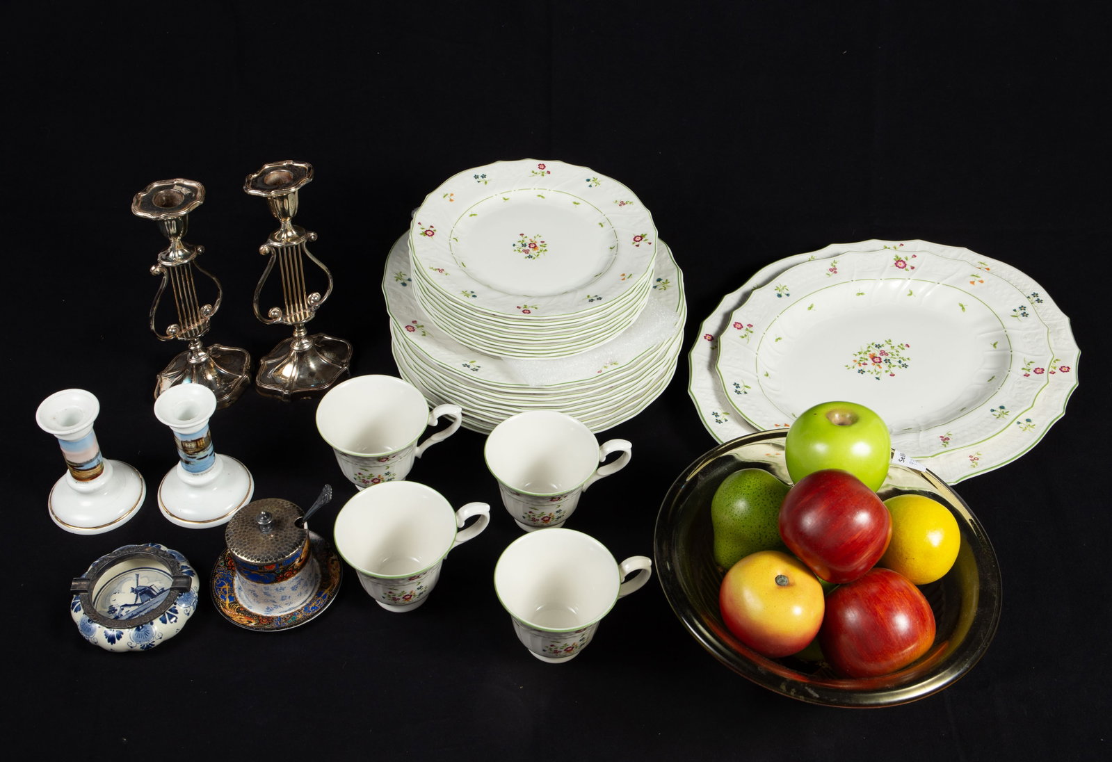 Lot: Royal Doulton "Avignon" China, Winton Ware. (1 of 18)