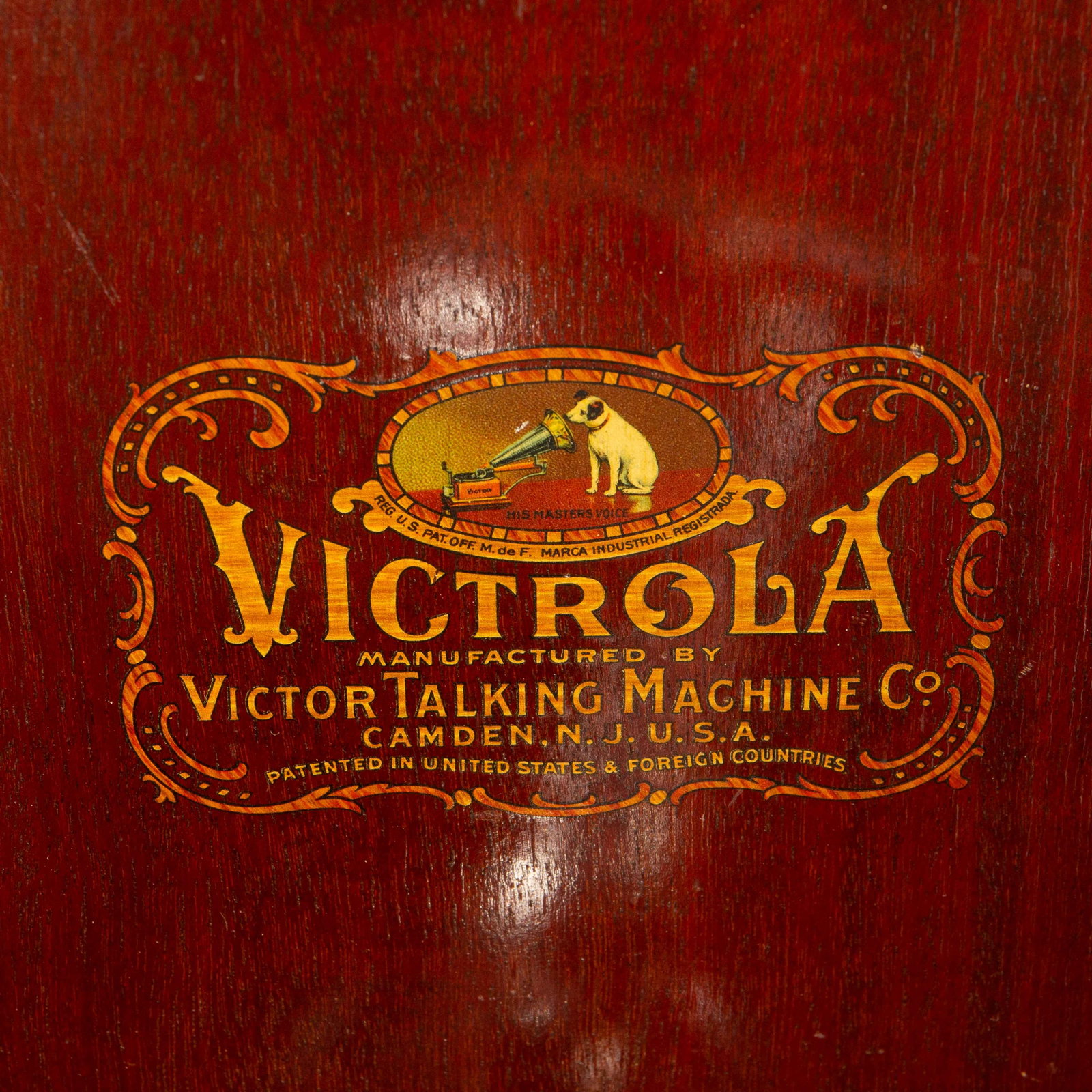 Victrola Table Top Phonograph in Case. - 3