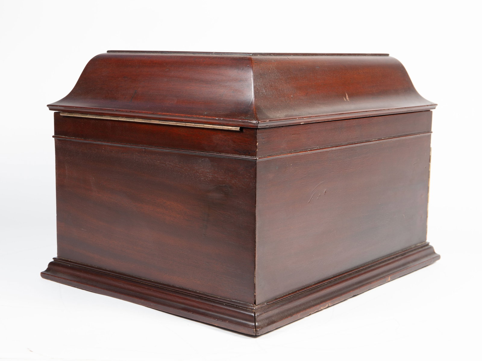 Victrola Table Top Phonograph in Case. - 6
