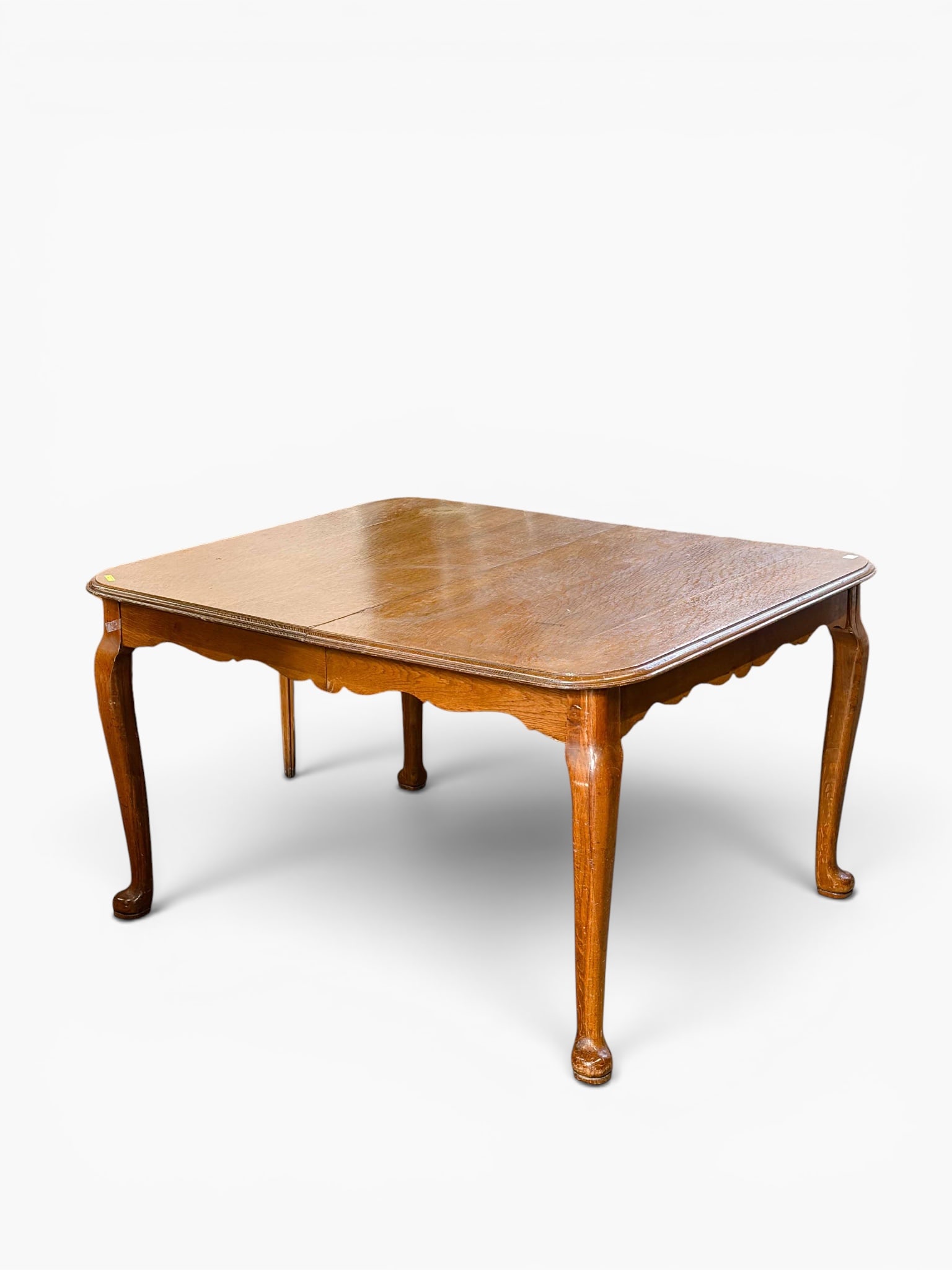 Antique Oak Queen Anne Dining Table w/ 2 Leaves. (1 of 6)