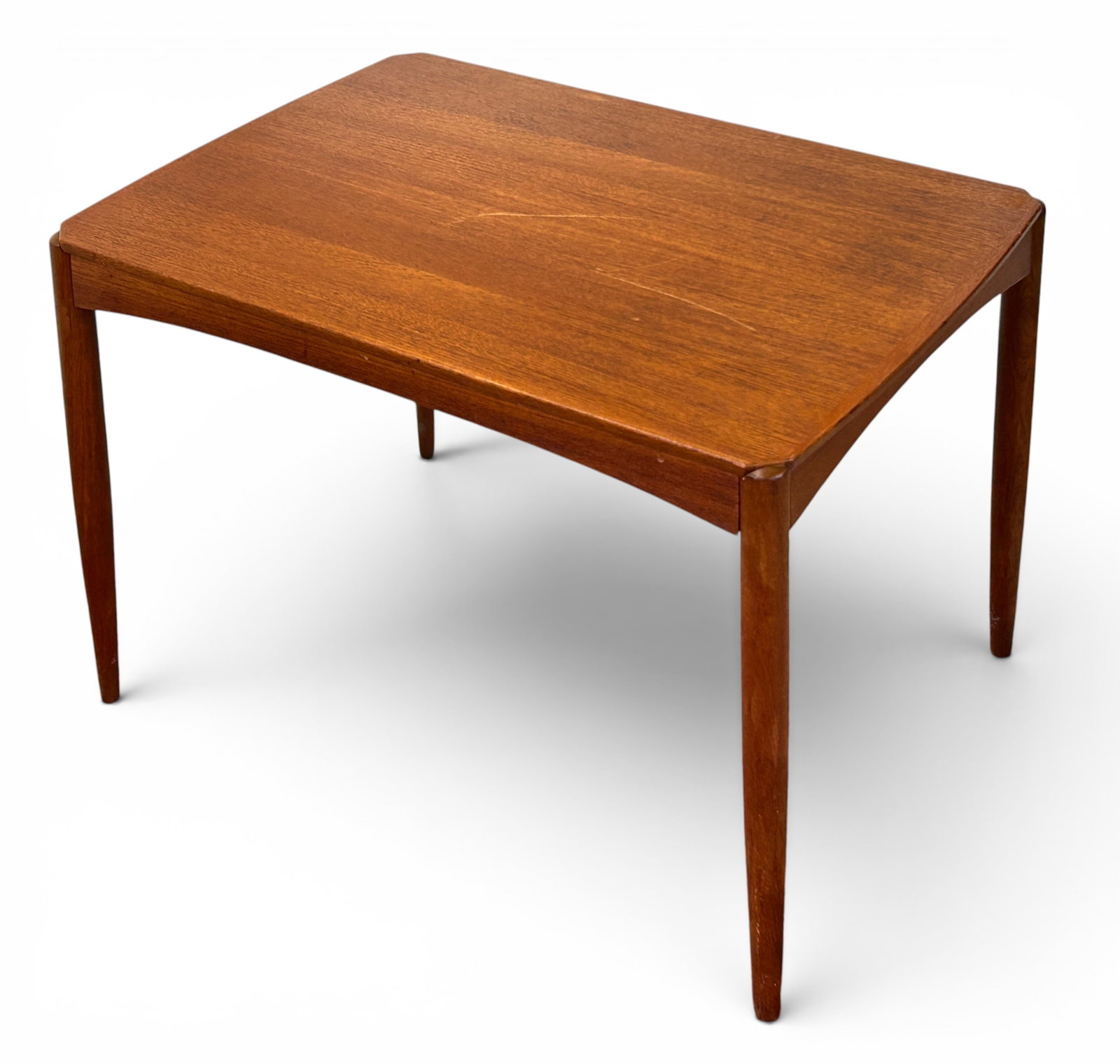 MCM Dux Sweden Teak Coffee Table.: This mid-century modern coffee table has curved aprons and 4 cylindrical tapered legs. It is stamped Dux Made in Sweden on the underside. It measures 20 1/8" tall, 29 3/8" wide, and 21" deep. There