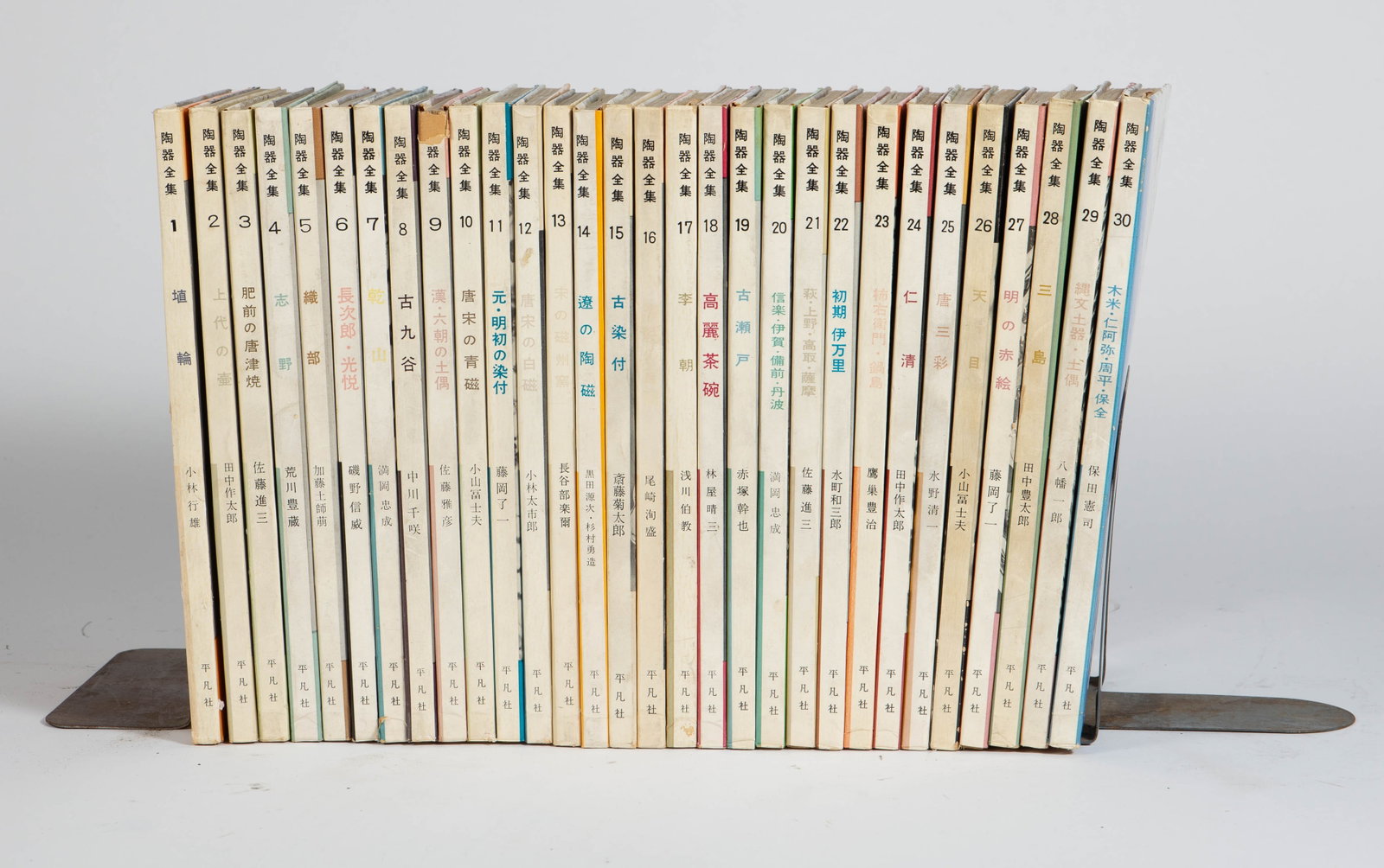 Complete Collection Japanese Ceramics, Heibonsha.: The lot contains the full 30-volume book series of "Nihon Toji Zenshu" or "Complete Collection of Japanese Ceramics" published by Heibonsha between 1958-1960. The books contain minimal Japanese text, 