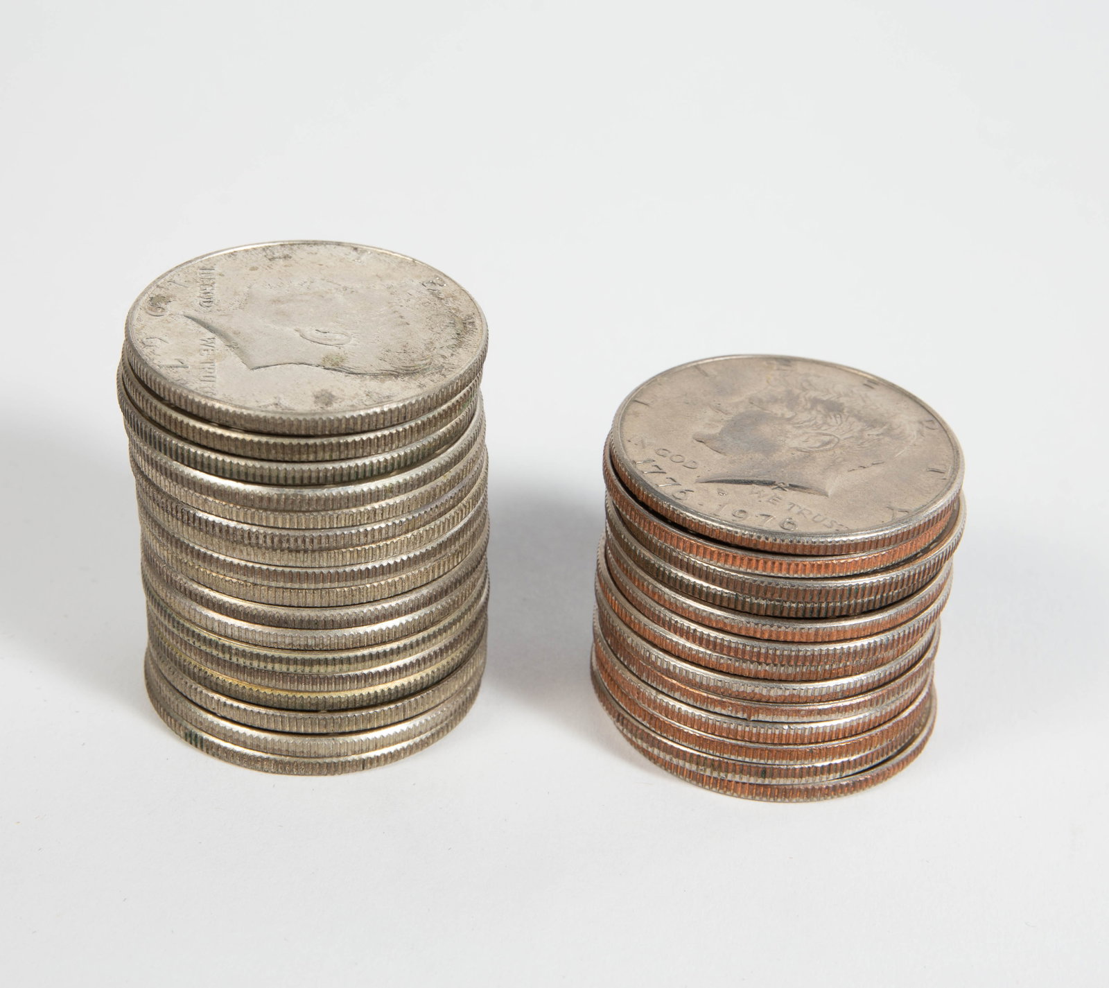 Lot of 30 Circulated Kennedy Half Dollars.: Seventeen of the coins are 40% silver, from 1967. Twelve of them are bicentennial, all but one with a D mint mark. Finally, there is one from 1972-D. The coins are in mixed circulated condition. See t
