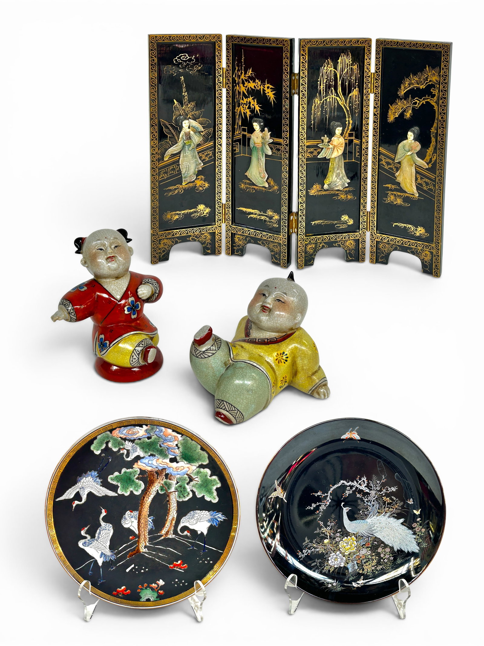 5 Asian Items - Table Screen, Chinese Children.: The lot contains 5 vintage items. There is a Japanese plate by Shibata, a Chinese plate made in Macau by H.F.P., 2 Chinese children sculptures, and a 4-panel Chinese black lacquer and carved stone rel