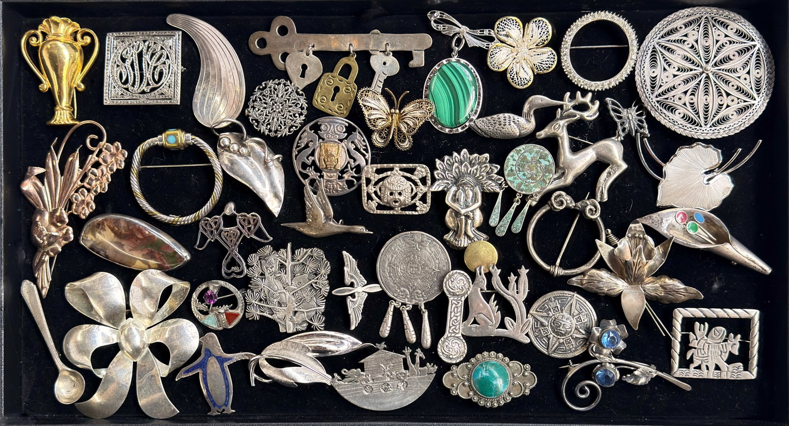 Lot Sterling Vtg. Brooches - Siersbol, GFMW, Otis.: The lot contains 41 vintage sterling silver brooches. They depict bows, flowers, koalas, a deer, a duck, a penguin, a butterfly, Aztec symbols, an urn, a wolf, keys, a spoon, two ram heads, and more.