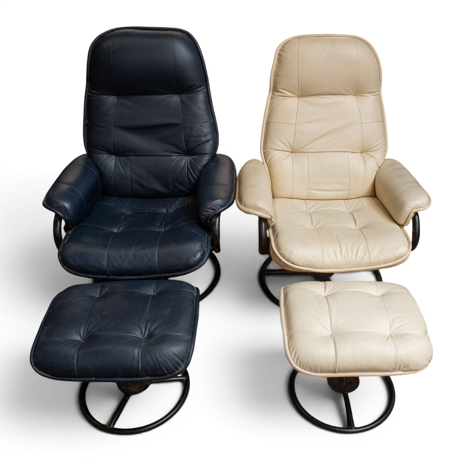 Lot of Two Matching Lounge Chairs. (1 of 5)