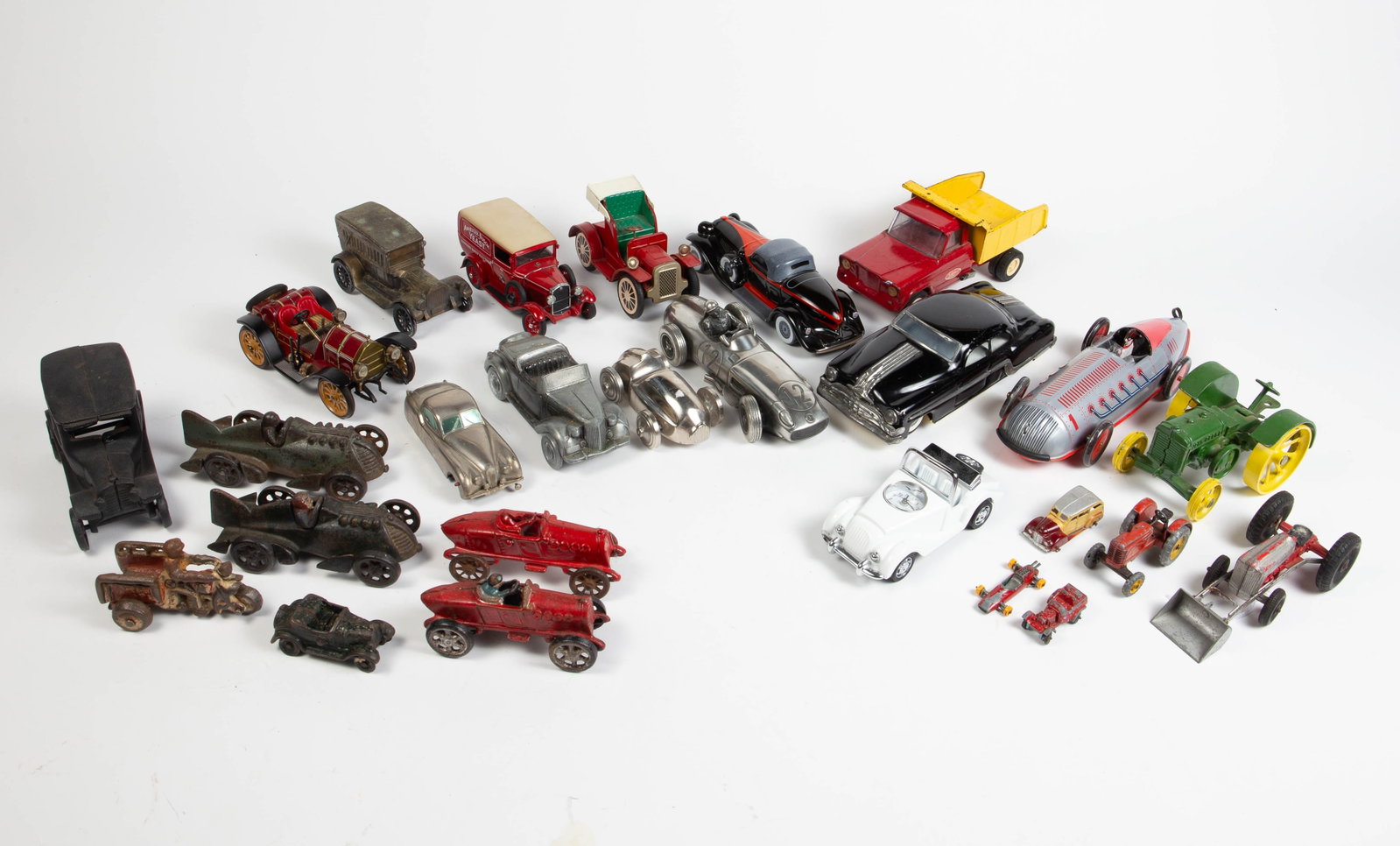26 Die Cast Toy Cars, Trucks, Tractors, Banks, Etc (1 of 18)