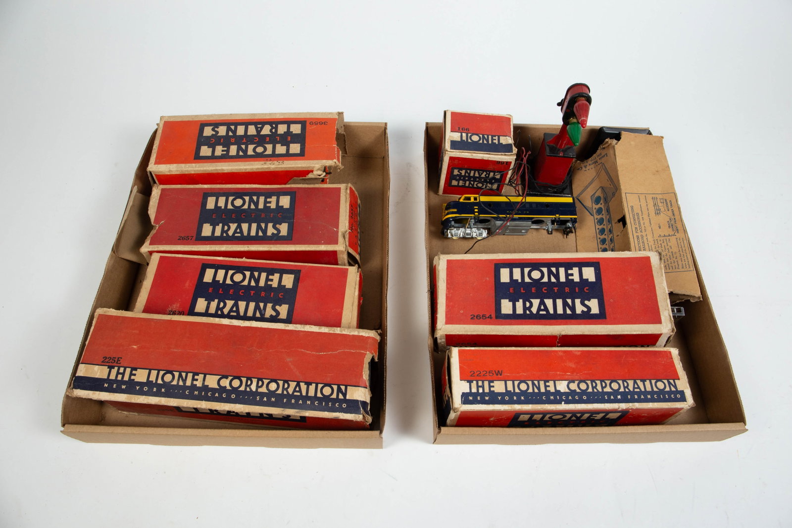 Lot of Vintage Lionel Trains & Accessories. (1 of 6)