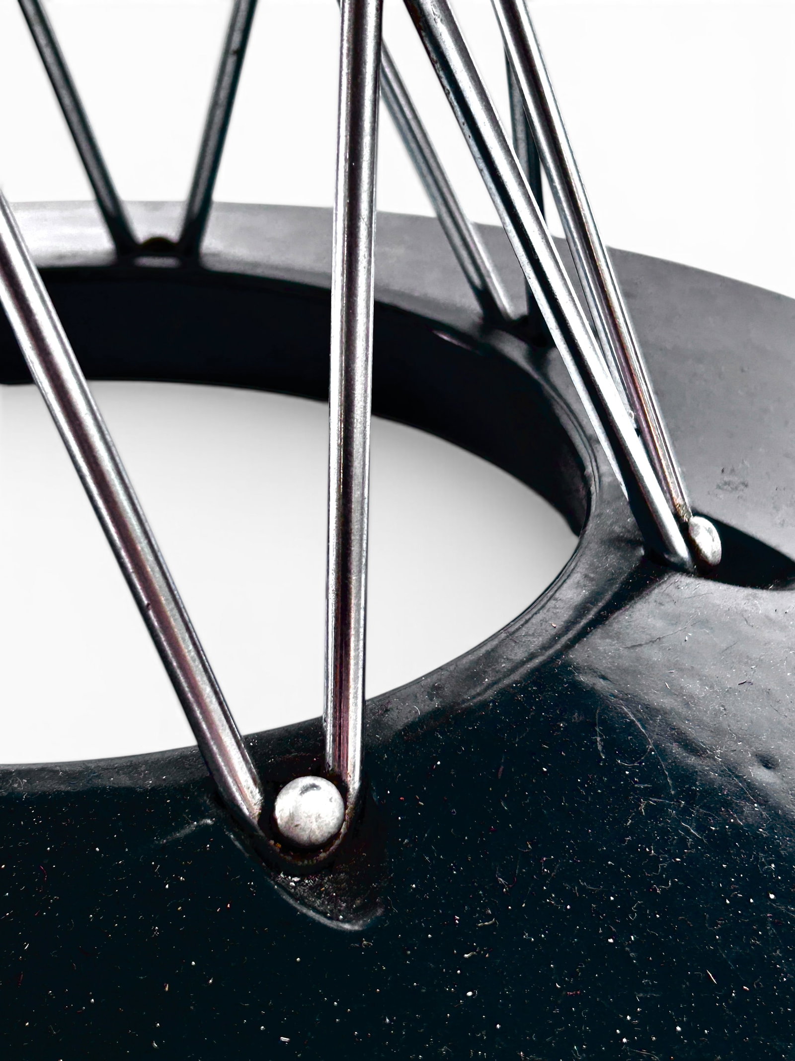 Noguchi Cyclone Round Dining Table. - 10