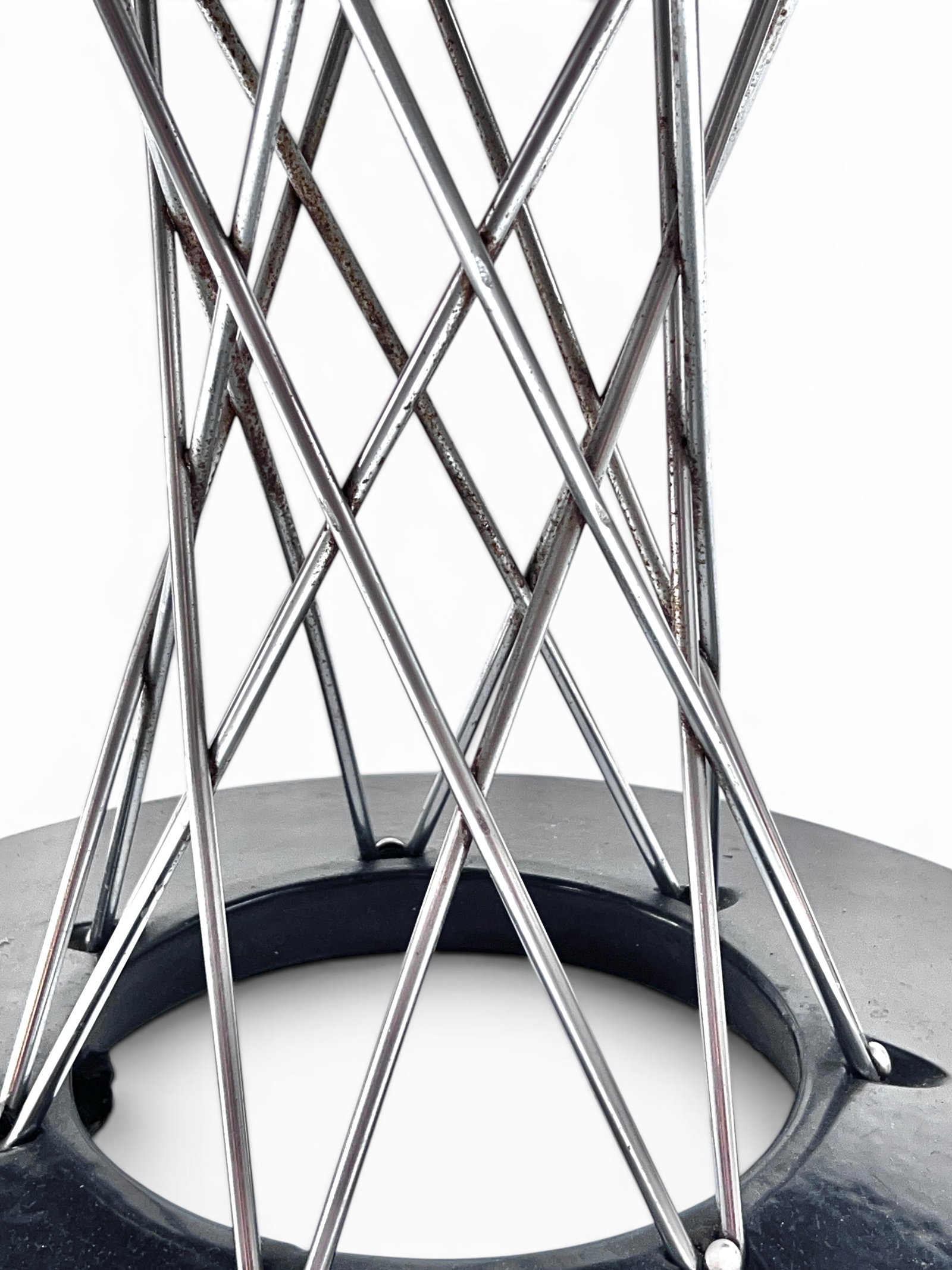 Noguchi Cyclone Round Dining Table. - 5