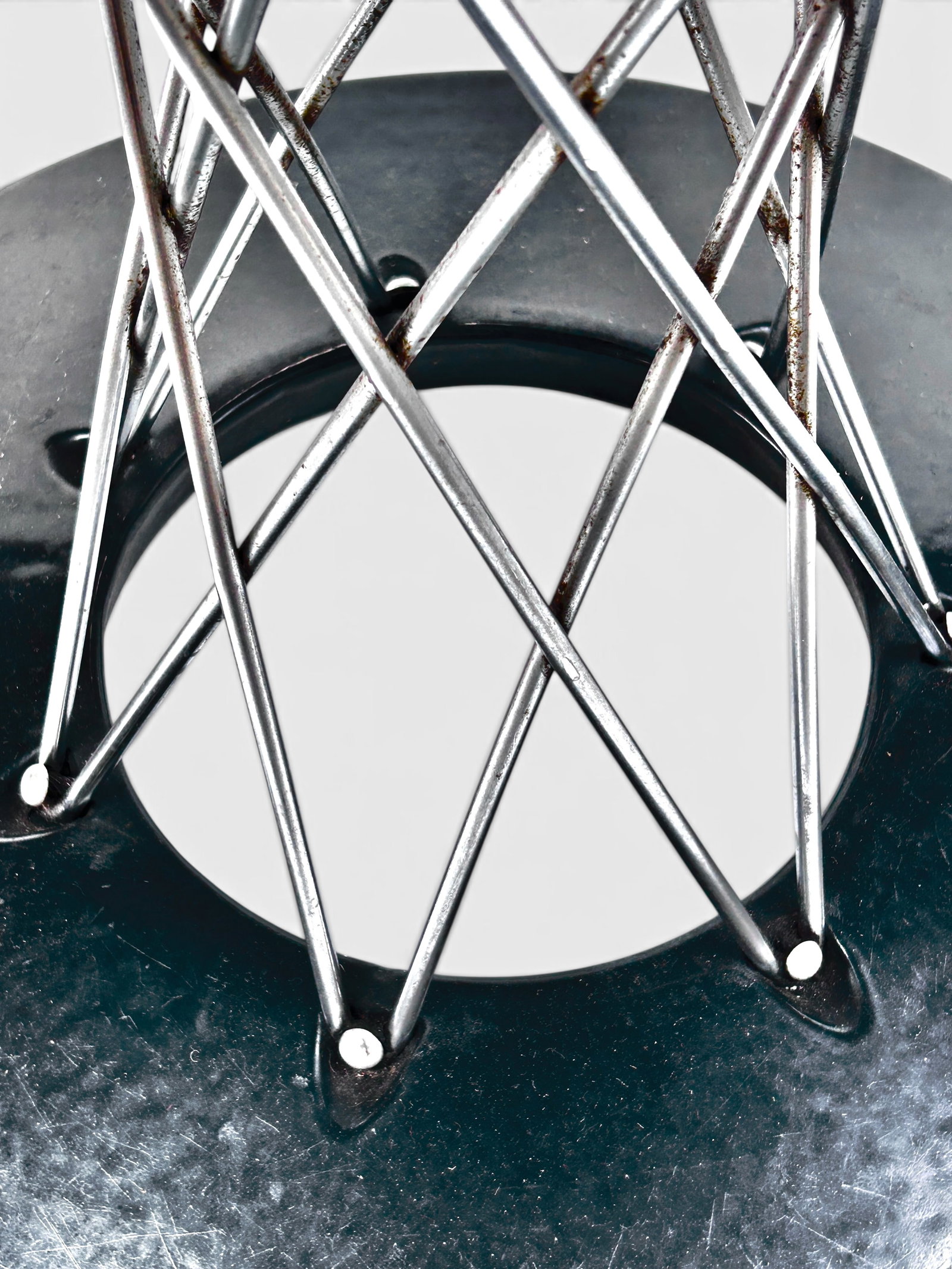 Noguchi Cyclone Round Dining Table. - 6