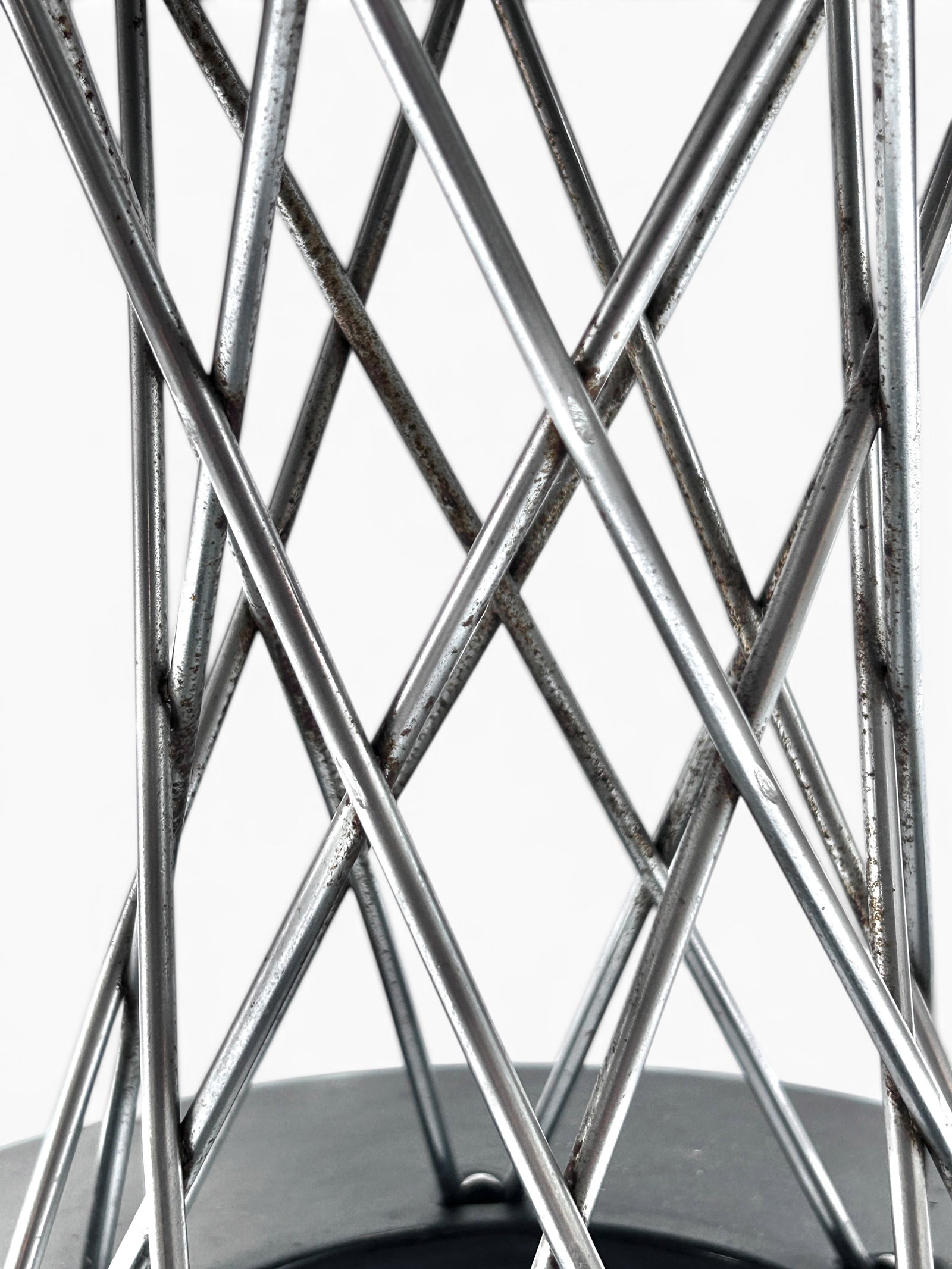 Noguchi Cyclone Round Dining Table. - 7