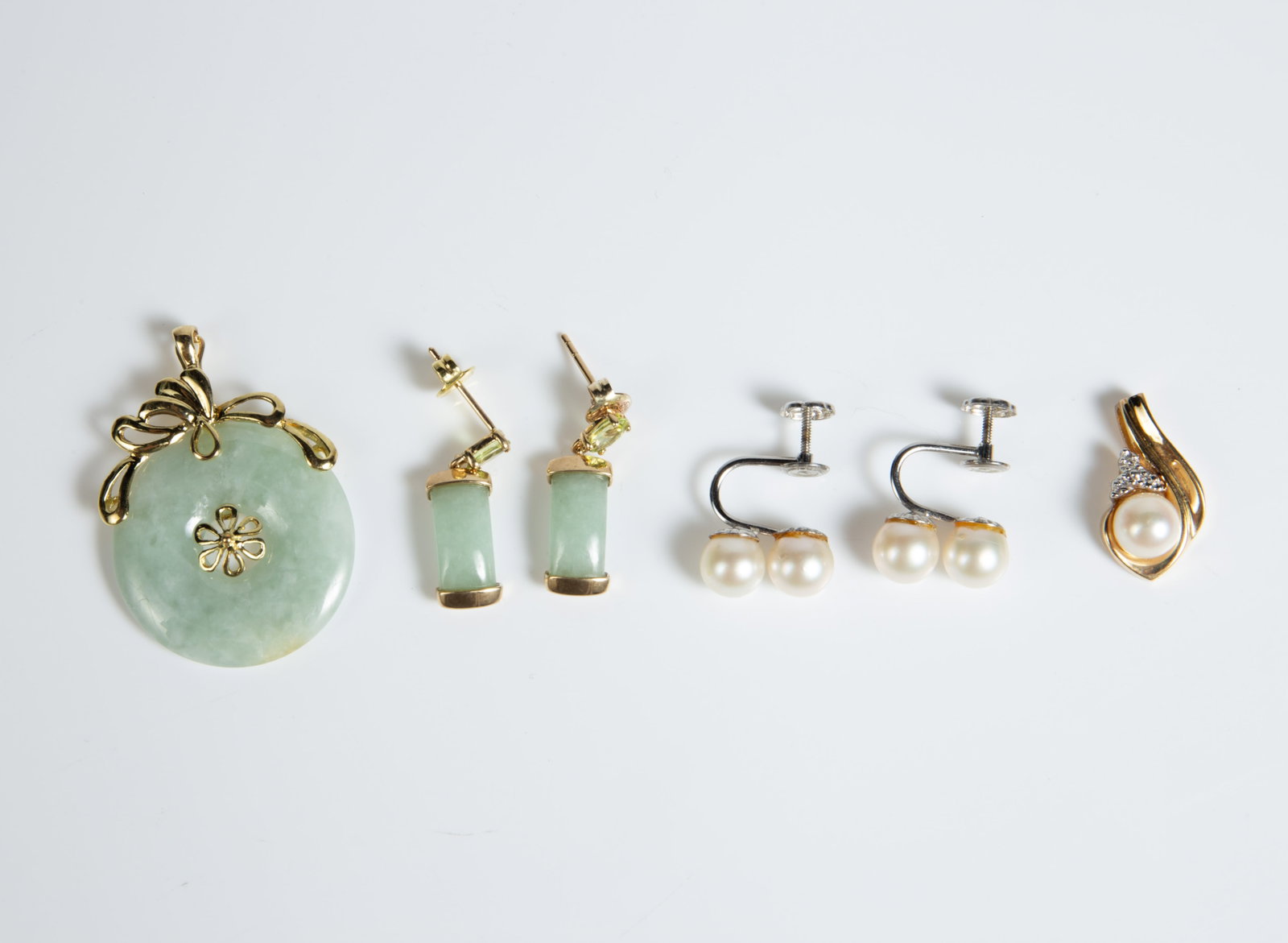 10K & 14K Gold Jewelry - Jade, Pearls, Diamonds.: The lot contains 4 pieces of mostly 14K gold jewelry. There is a jade pendant and jade and peridot earring set, a pair of screw-back double pearl white gold earrings, and a yellow gold pendant with a 