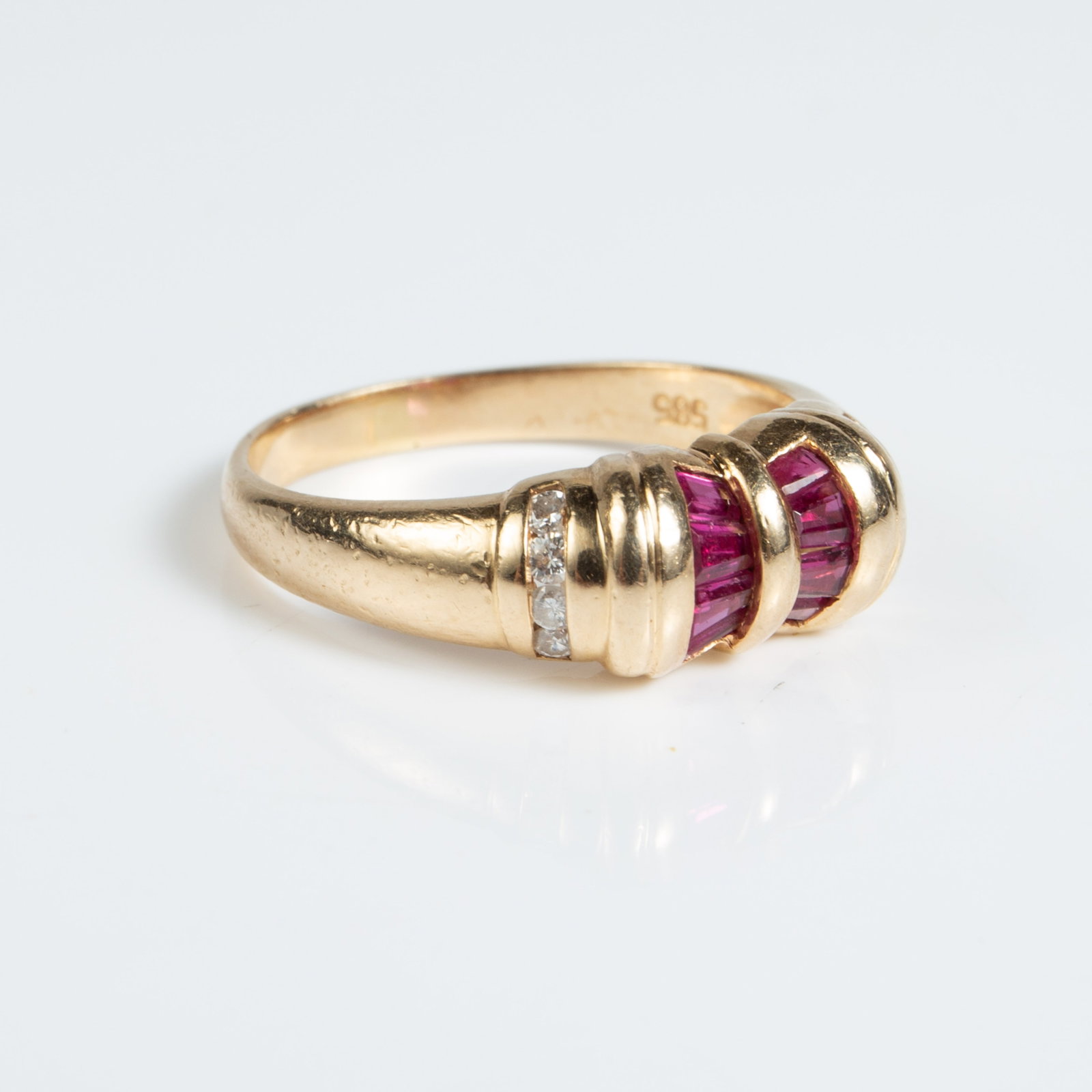 14K Yellow Gold, Ruby & Diamond Ring. - 3