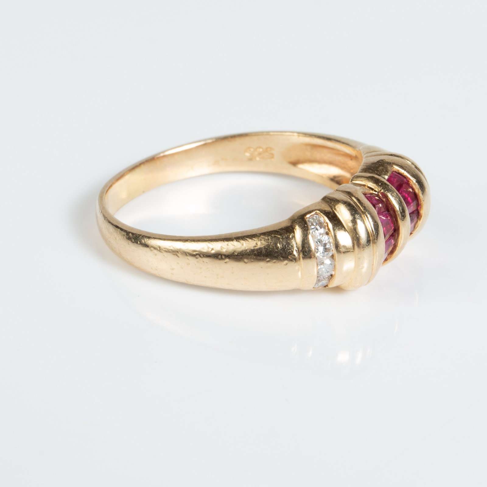 14K Yellow Gold, Ruby & Diamond Ring. - 4