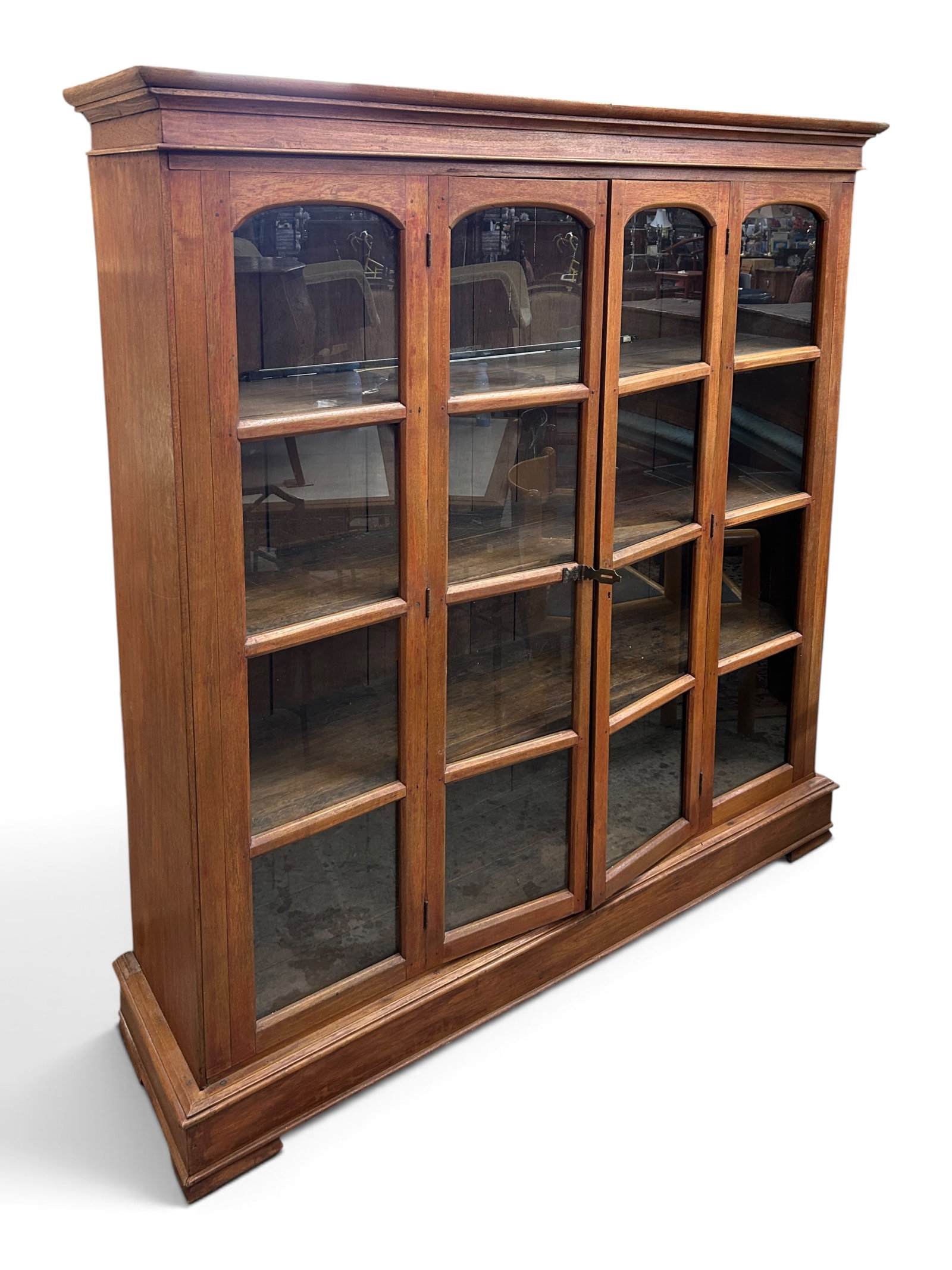 Vintage 2-Door Curio or Display Cabinet. (1 of 8)