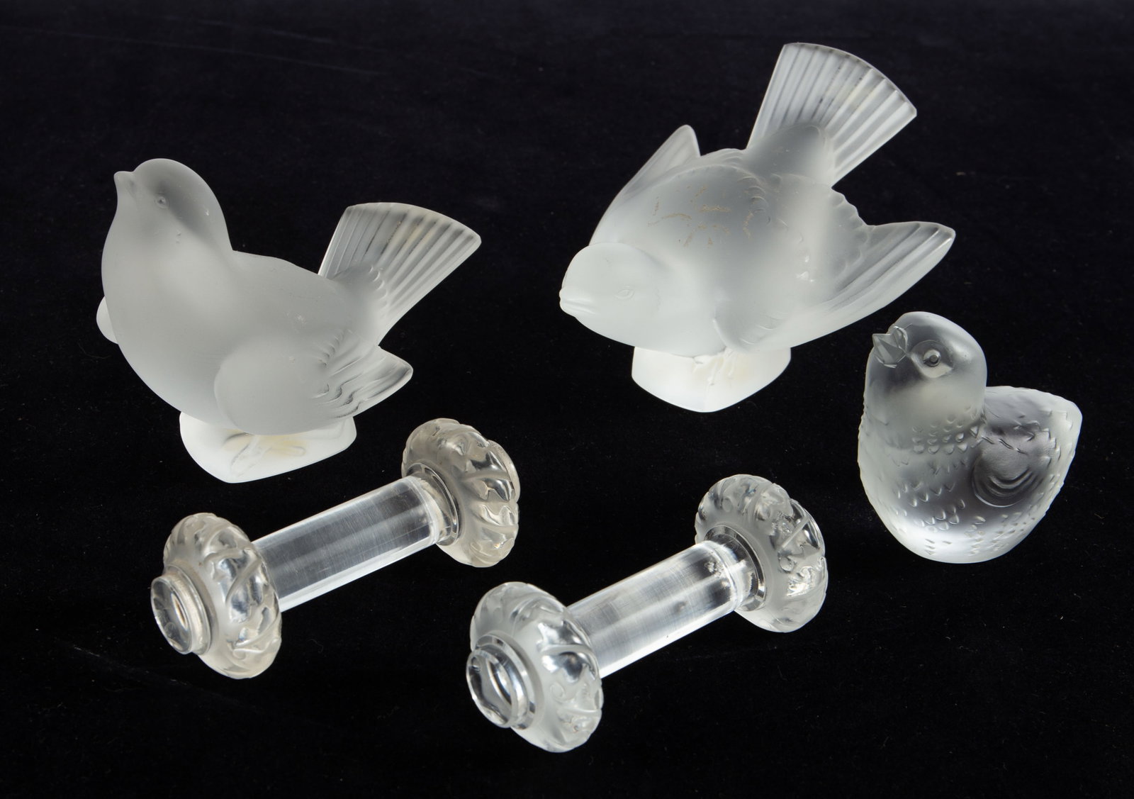 Lot: Lalique & Baccarat Crystal Birds, Knife Rests: This lot consists of four Lalique pieces (sparrow paperweights and a pair of knife rests) and a Baccarat chick. The lot looks to be in nice cosmetic condition. The largest item measures 3 3/4" x 5