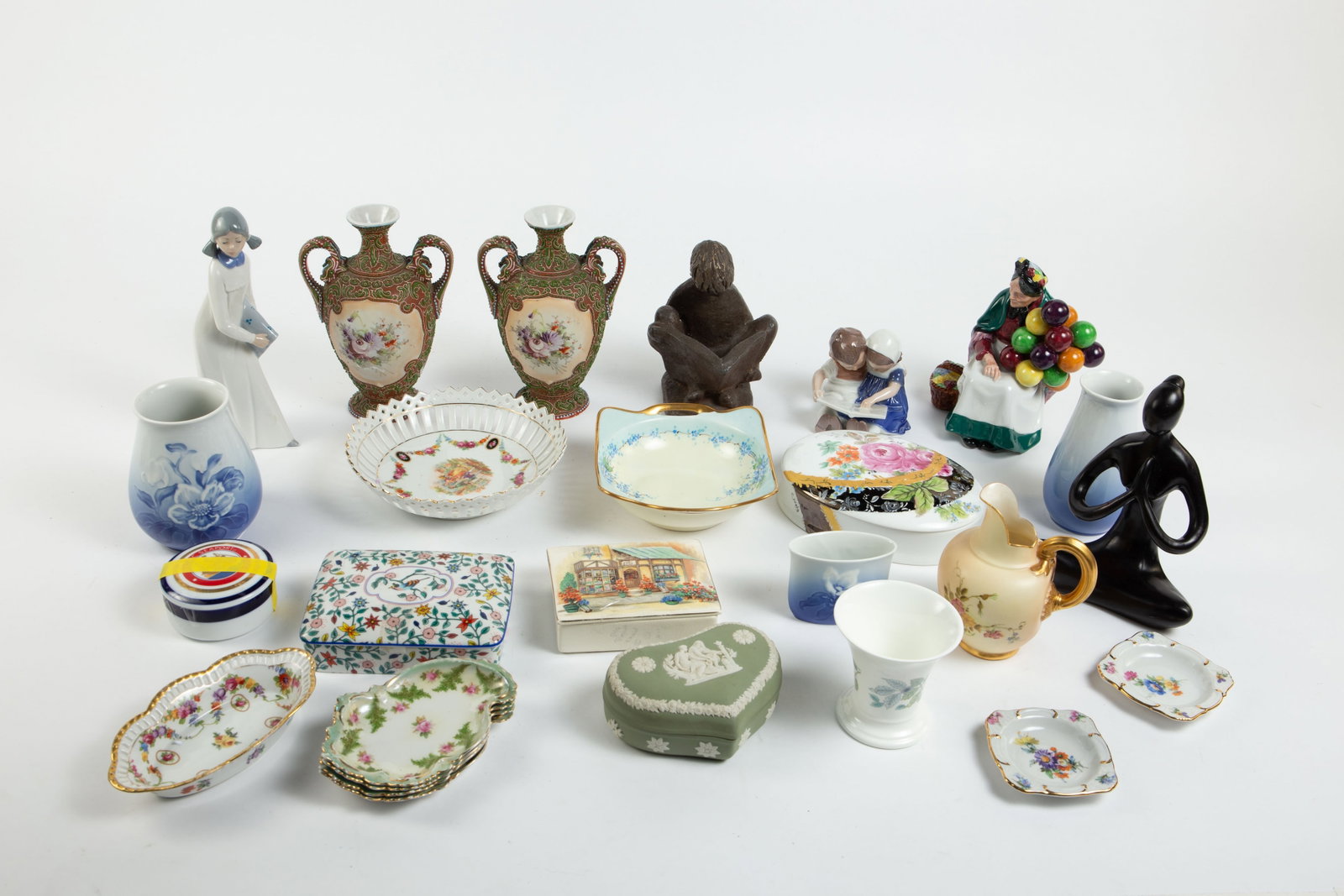 Lot: Wedgwood, Royal Doulton, Bing & Grondahl, etc (1 of 15)