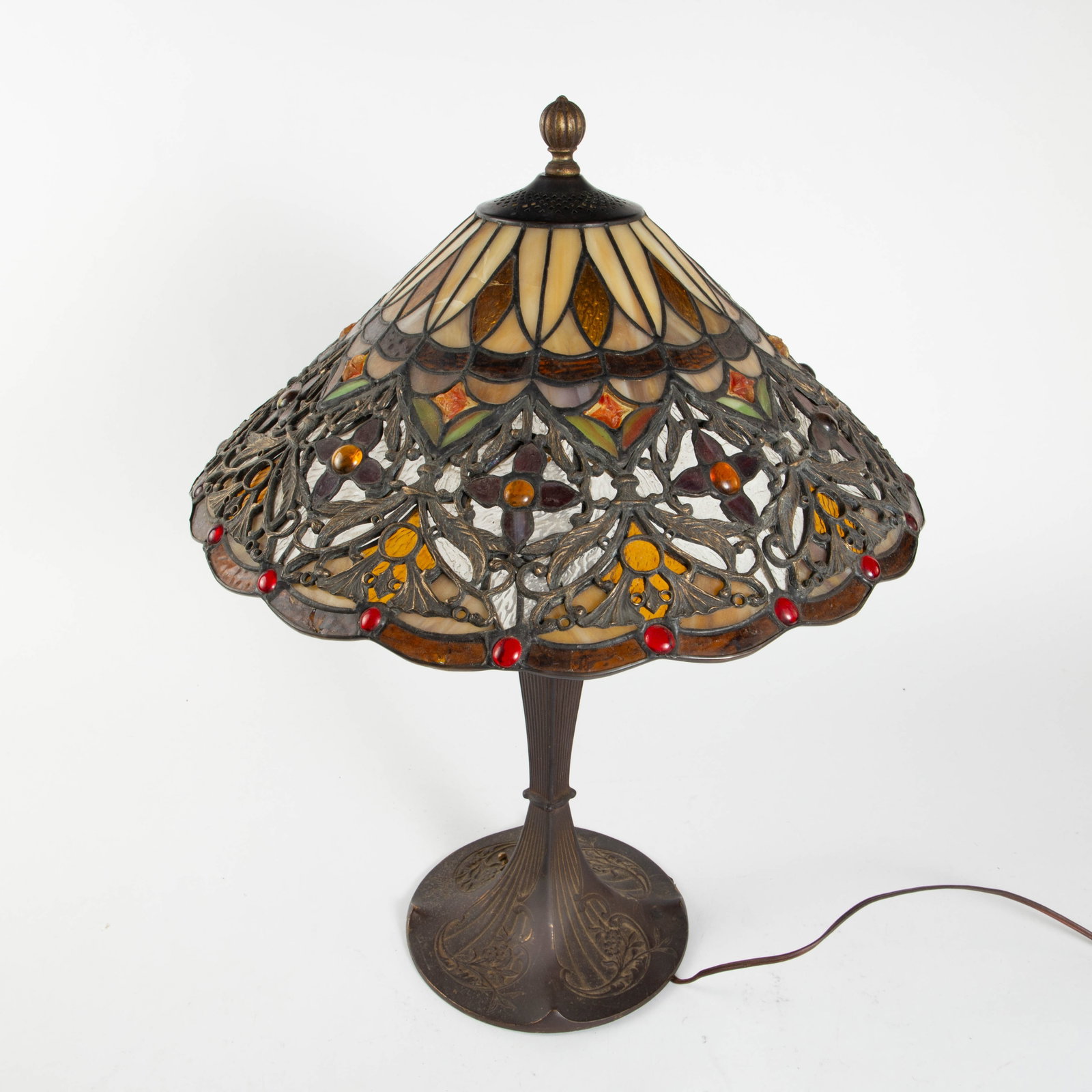 Cast Iron Lamp w/ Quiozel Stained Glass Shade. (1 of 11)