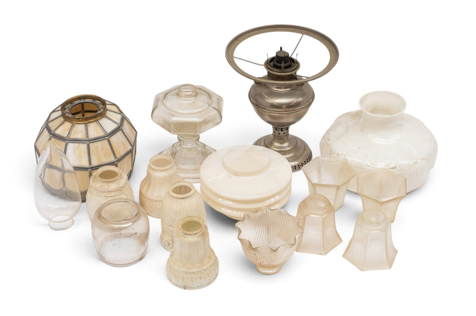 Lot of Vintage and Antique Lamp Shades. (1 of 6)