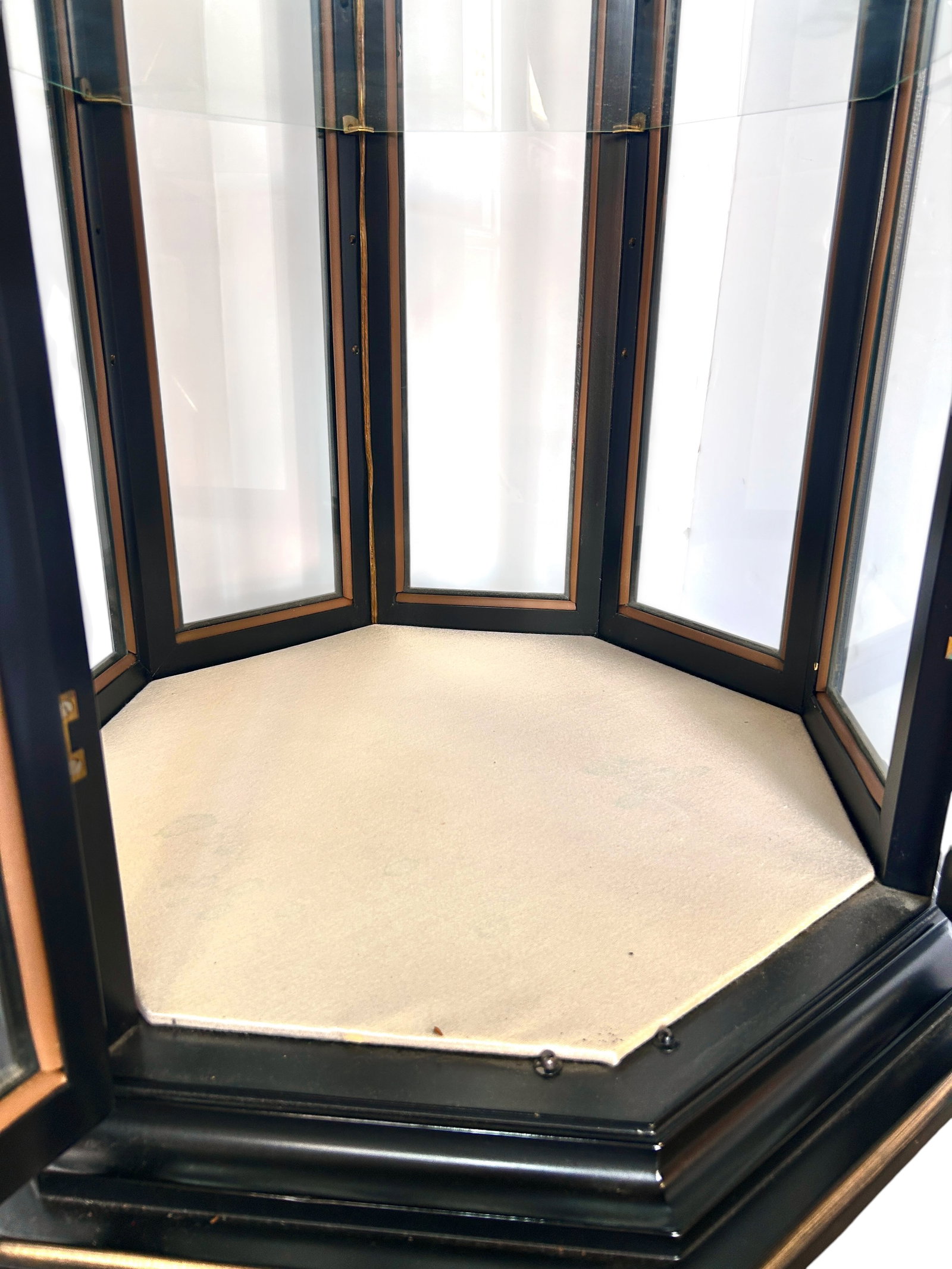 Illuminated Octagonal Curio Display Cabinet. - 10