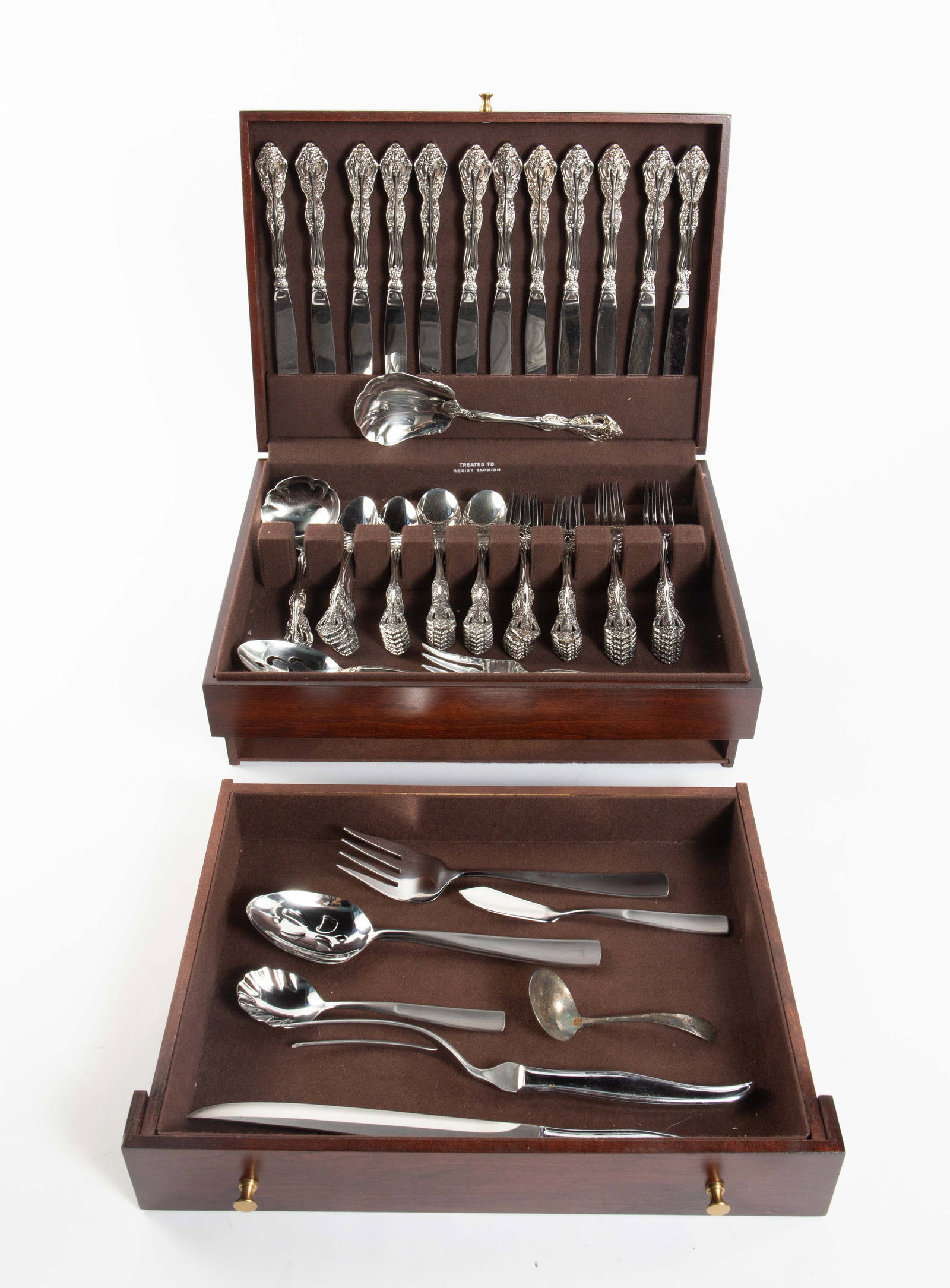 Oneida Stainless "Michelangelo" Flatware Set.: The storage case is included. The set includes the following: 12 dinner knives, 12 dinner forks, 12 luncheon or salad forks, 12 dinner spoons, 12 tea spoons, a slotted spoon, a ladle, a casserole spoo