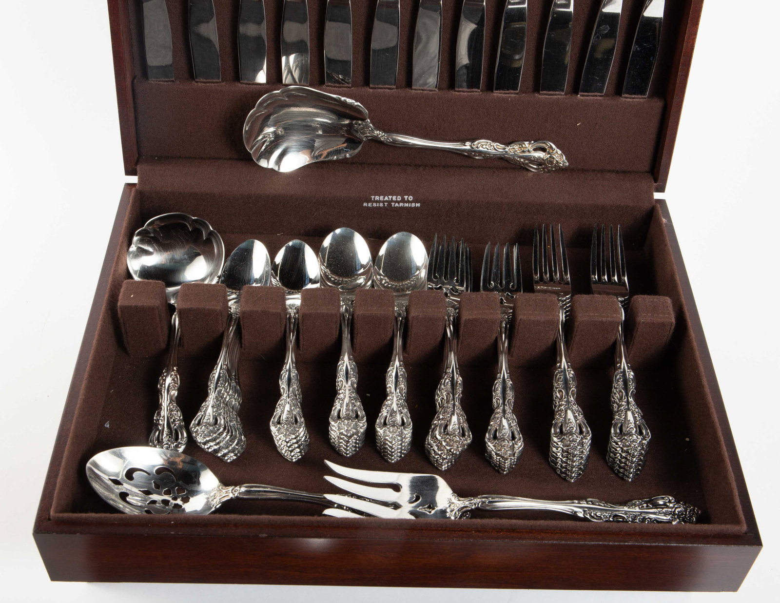 Oneida Stainless "Michelangelo" Flatware Set. - 2
