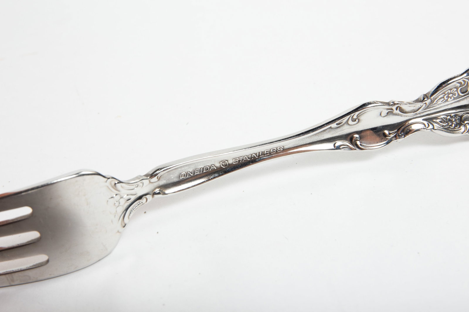 Oneida Stainless "Michelangelo" Flatware Set. - 4