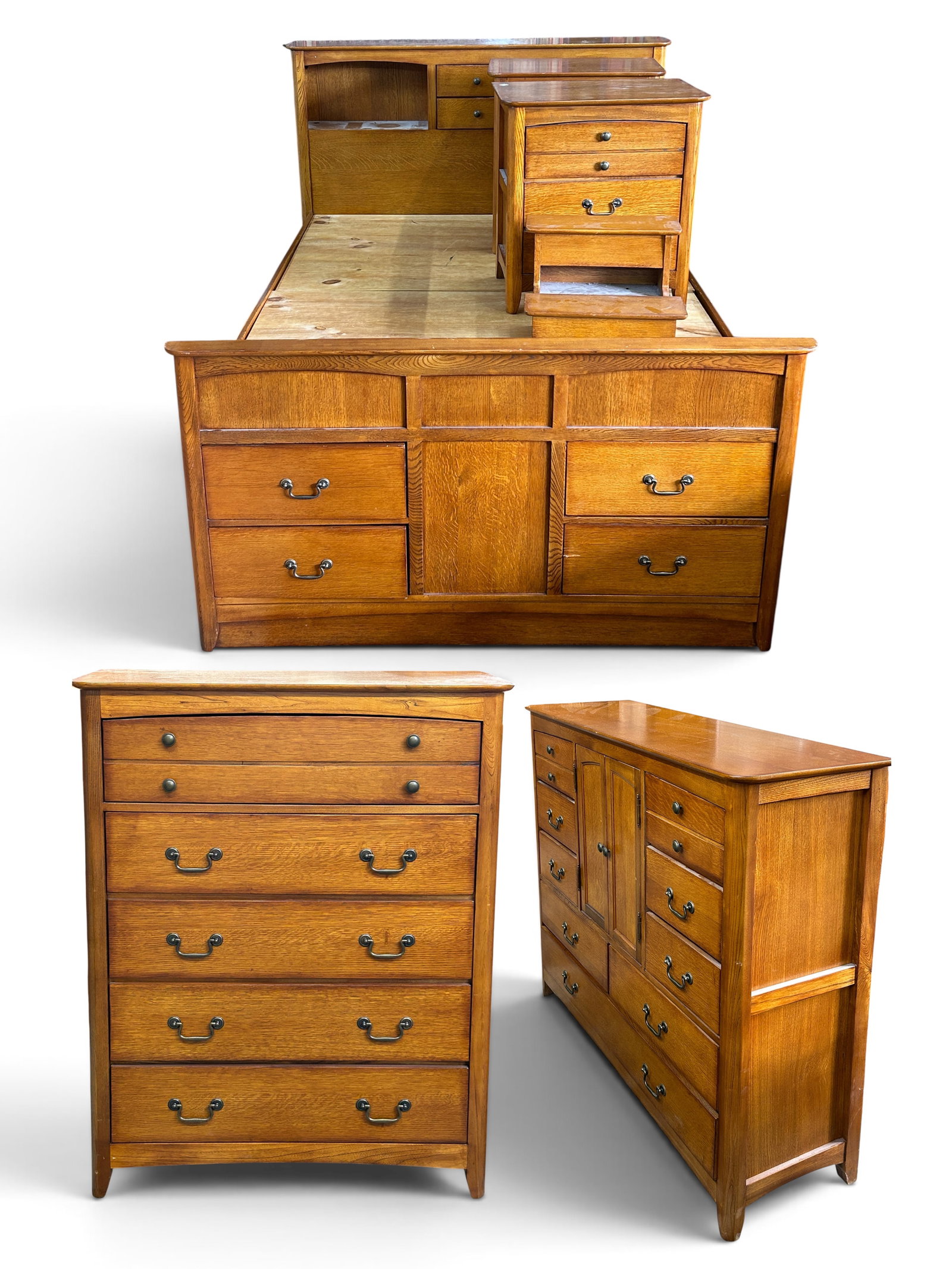 Mid Century Queen Bedroom Set w/ Lots of Storage. (1 of 10)