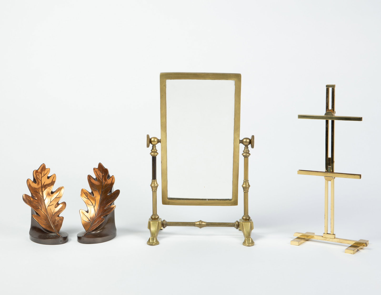 Lot: Leaf Bookends, Brass Mirror, Small Easel.: Overall, the lot looks to be in good condition, with some scratches. The largest item measures 9" x 6" x 14". The smallest item measures 3 7/8" x 3 7/8" x 6". In-house shipping is available. To receiv