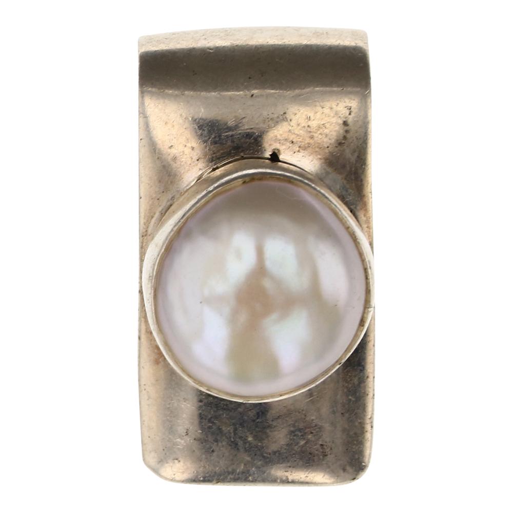 Lilly Barrack Mother of Pearl Pendant (1 of 2)