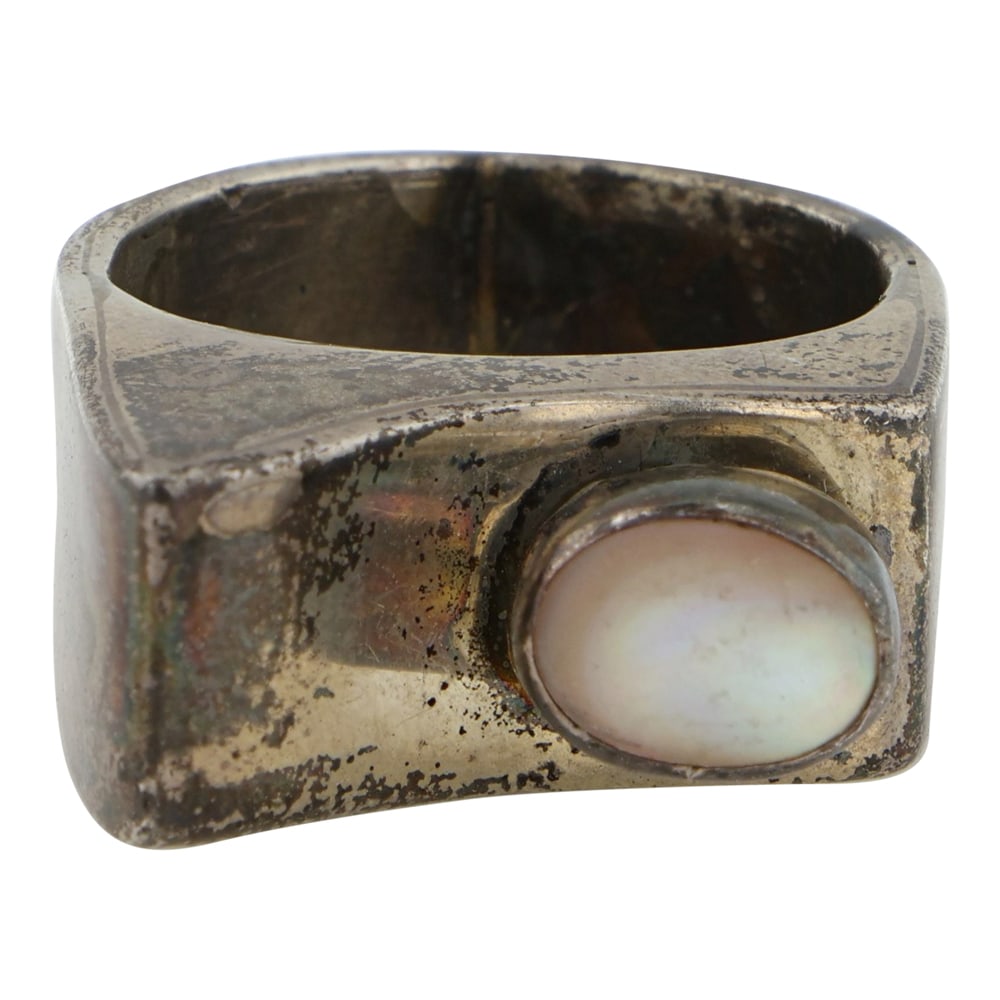 Chester Nez Navajo Pink Mussel Shell Ring (1 of 4)