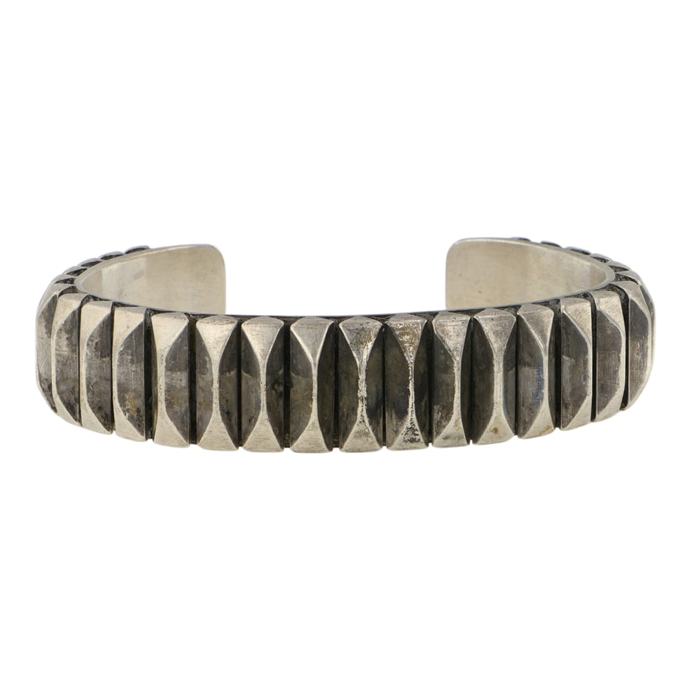 Leander Tahe Navajo Plain Silver Cuff Bracelet: Sterling Silver | | Leander Tahe Navajo Plain Silver Cuff Bracelet | Navajo Native American Southwest Indian Jewelry | Good (no breaks or damages) | Approximate Weight: 81 Grams | Bracelet: 5.75" inne