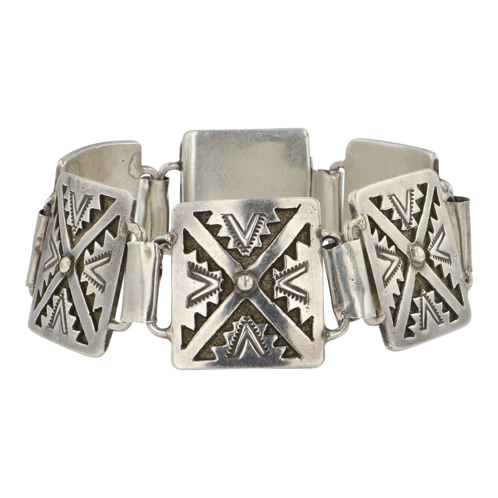 Navajo Plain Silver Link Bracelet: Sterling Silver | | Navajo Plain Silver Link Bracelet | Navajo Native American Southwest Indian Jewelry | Good (no breaks or damages) | Approximate Weight: 31 Grams | Bracelet: 5.75" inner, 1" gap, 6.
