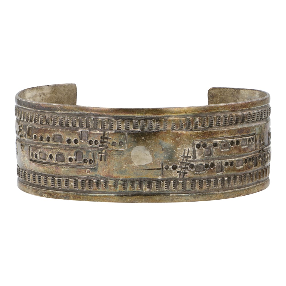 Vintage Navajo Pueblos Plain Silver Bracelet (1 of 4)