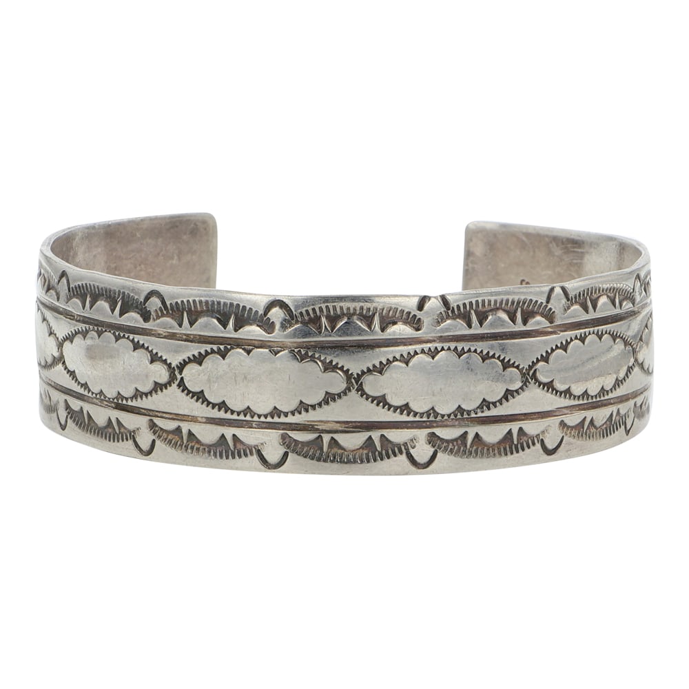 Vintage Navajo Plain Silver Stamp-Work bracelet: Sterling Silver | | Vintage Navajo Plain Silver Stamp-Work bracelet | Navajo Native American Southwest Indian Jewelry | Good (no breaks or damages) | Approximate Weight: 26 Grams | Bracelet: 5.5" inne