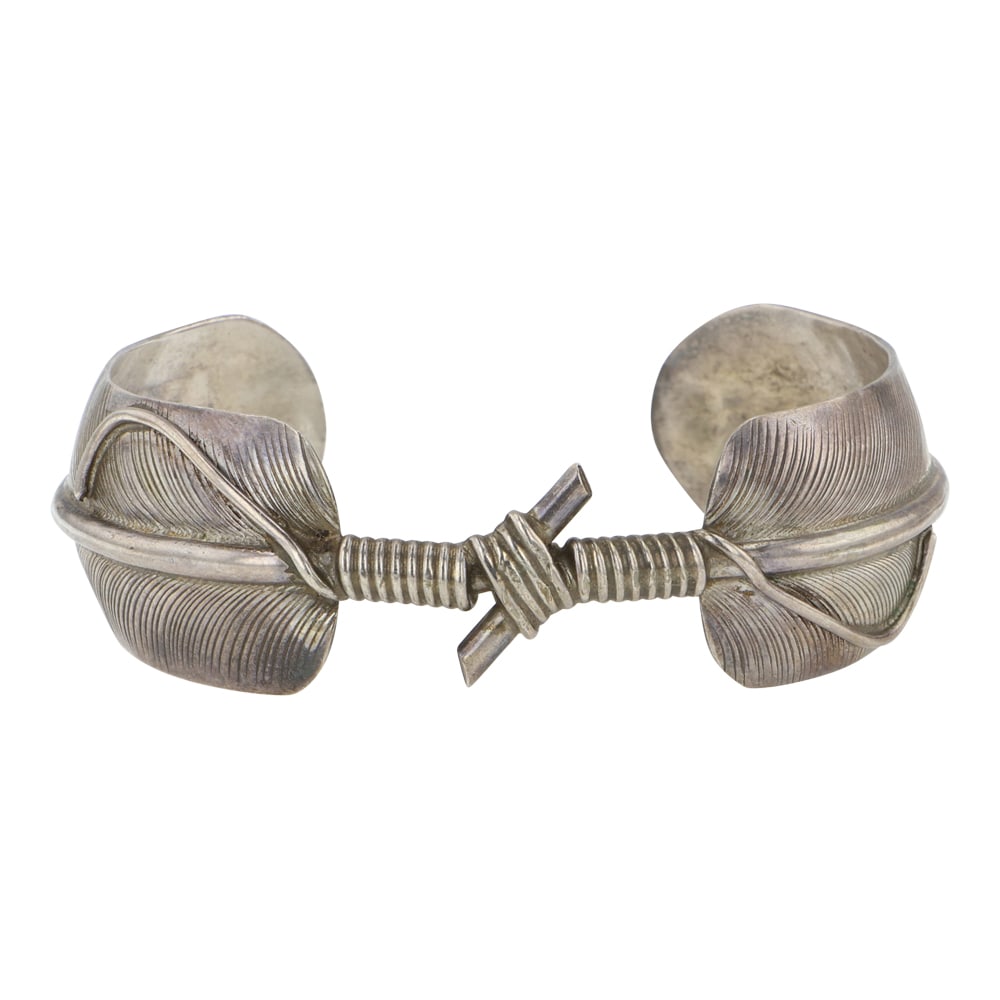 Vintage Navajo Plain Silver Feather Bracelet: Sterling Silver | | Vintage Navajo Plain Silver Feather Bracelet | Navajo Native American Southwest Indian Jewelry | Good (no breaks or damages) | Approximate Weight: 21 Grams | Bracelet: 5.25" inner,