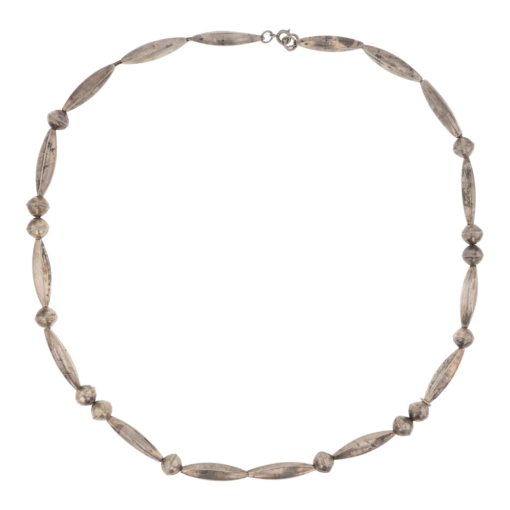 Vintage Navajo Plain Silver Bench & Fluted Beads Necklace: Sterling Silver | | Vintage Navajo Plain Silver Bench & Fluted Beads Necklace | Navajo Native American Southwest Indian Jewelry | Good (no breaks or damages) | Approximate Weight: 17 Grams | Necklace: